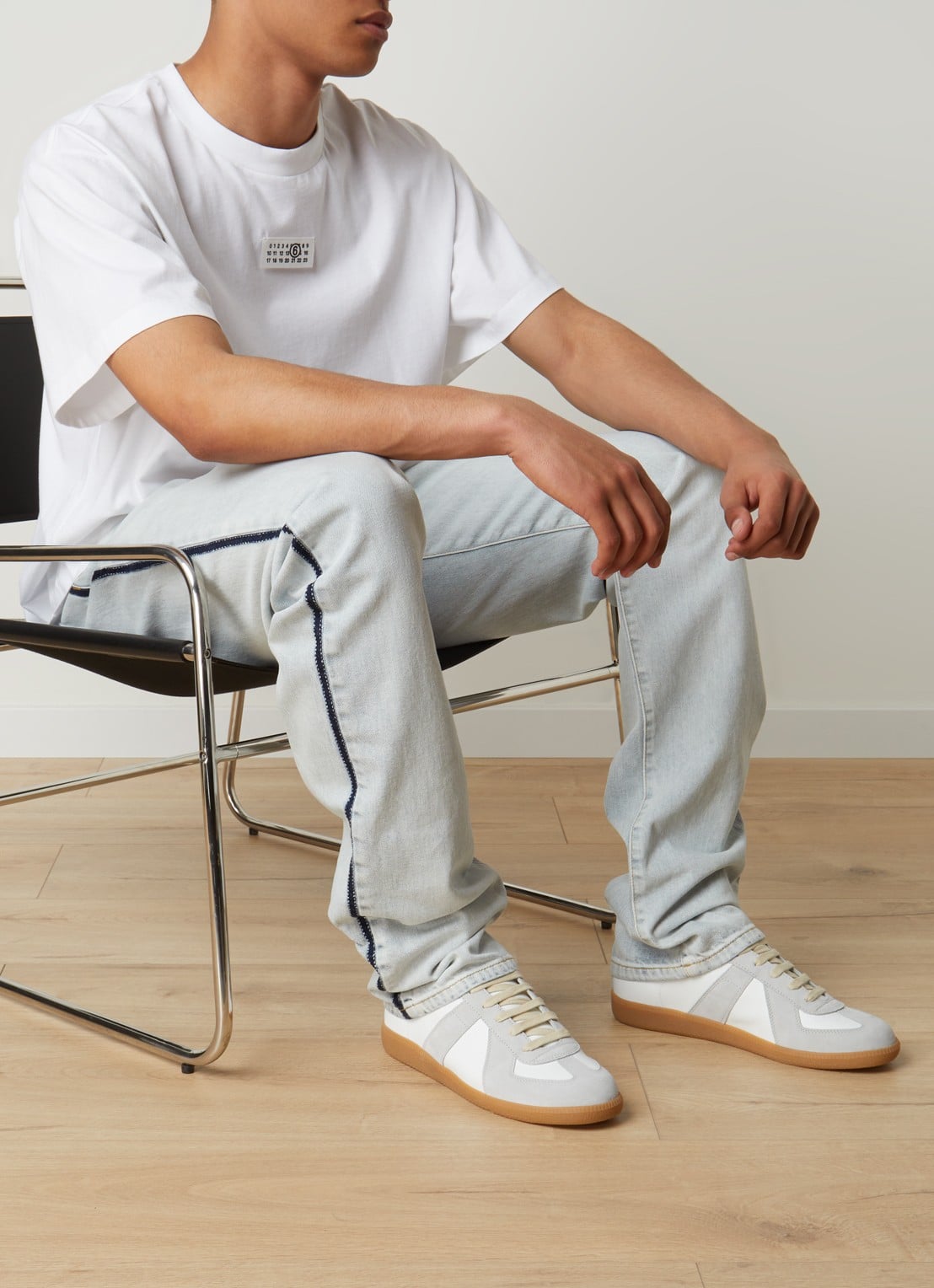 Maison Margiela Replica sneaker van kalfsleer met suède details - voorkant 3 gebroken wit
