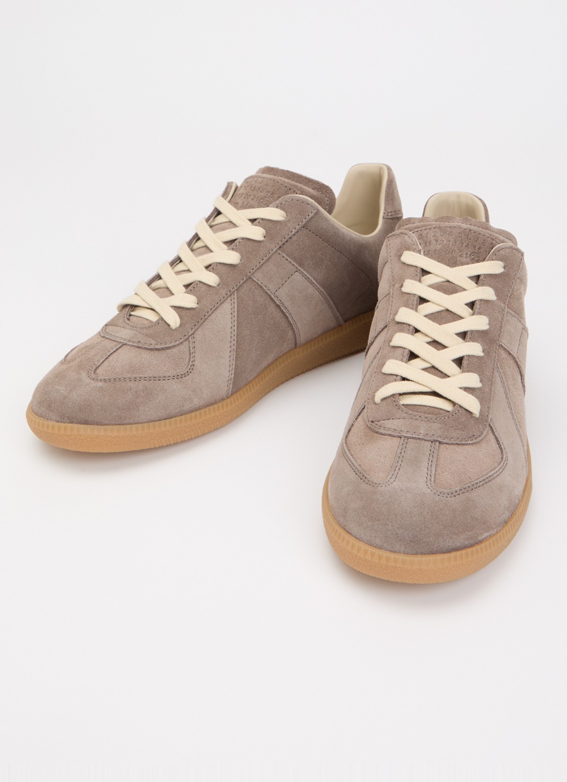 Maison Margiela Replica sneaker van kalfssuède - detail taupe
