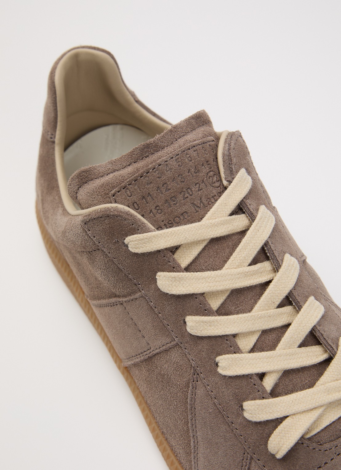 Maison Margiela Replica sneaker van kalfssuède - detail 4 taupe