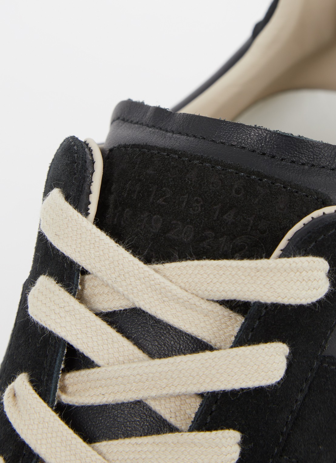 Maison Margiela Replica sneaker van lamsleer met kalfssuède details - detail 4 zwart