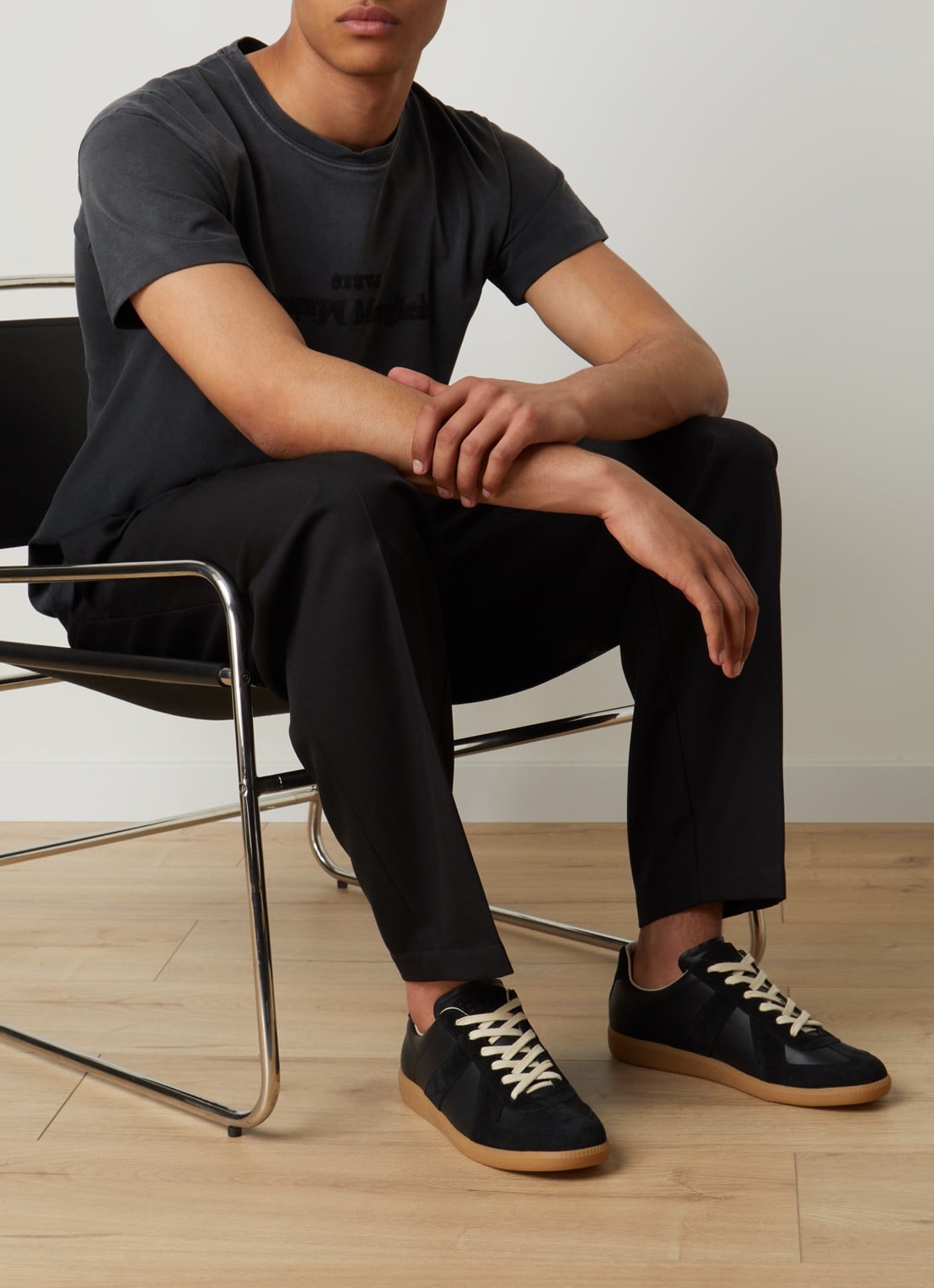 Maison Margiela Replica sneaker van lamsleer met kalfssuède details - voorkant 7 zwart