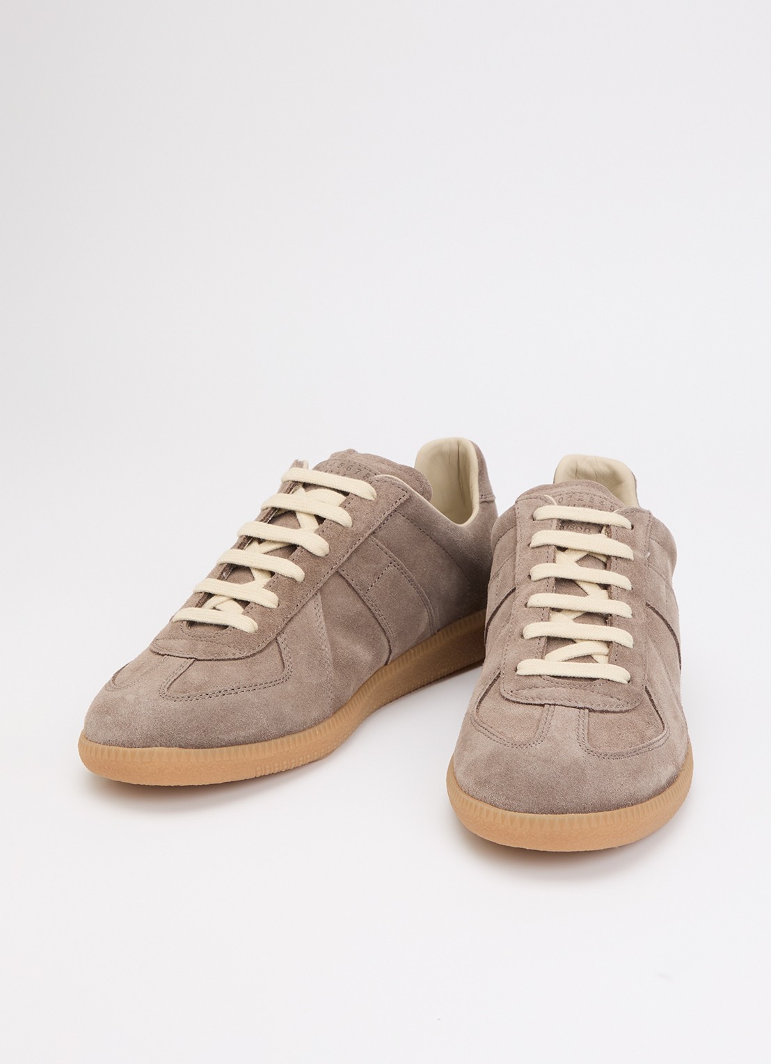 Maison Margiela Replica sneaker van lamsleer met kalfssuède details - detail taupe