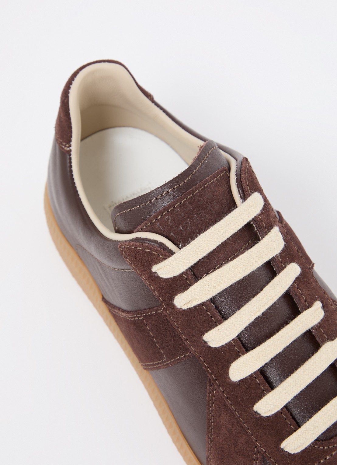 Maison Margiela Replica sneaker van lamsleer met kalfssuède details - detail 7 bruin