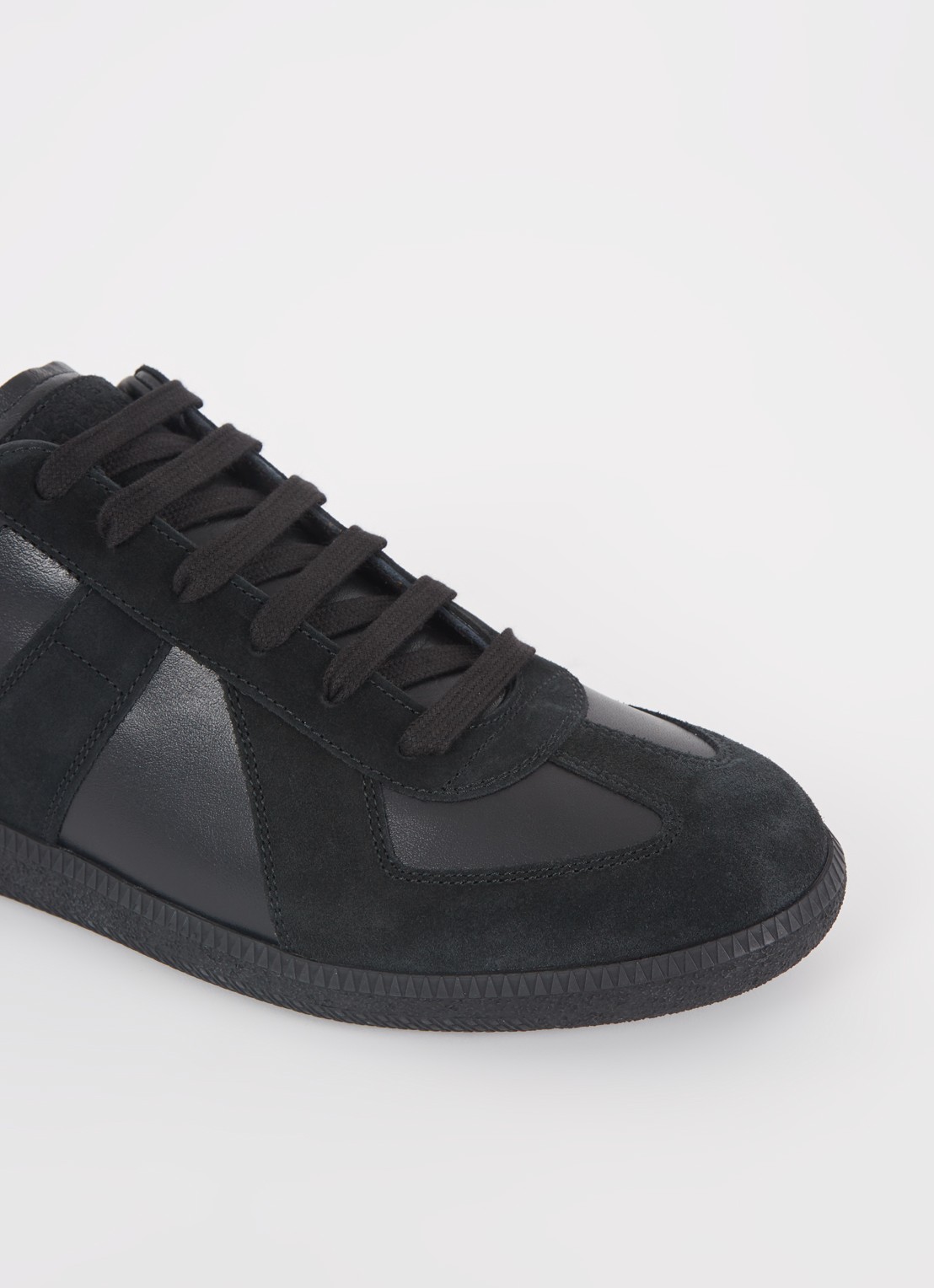 Maison Margiela Replica sneaker van lamsleer met suède details - detail 4 zwart