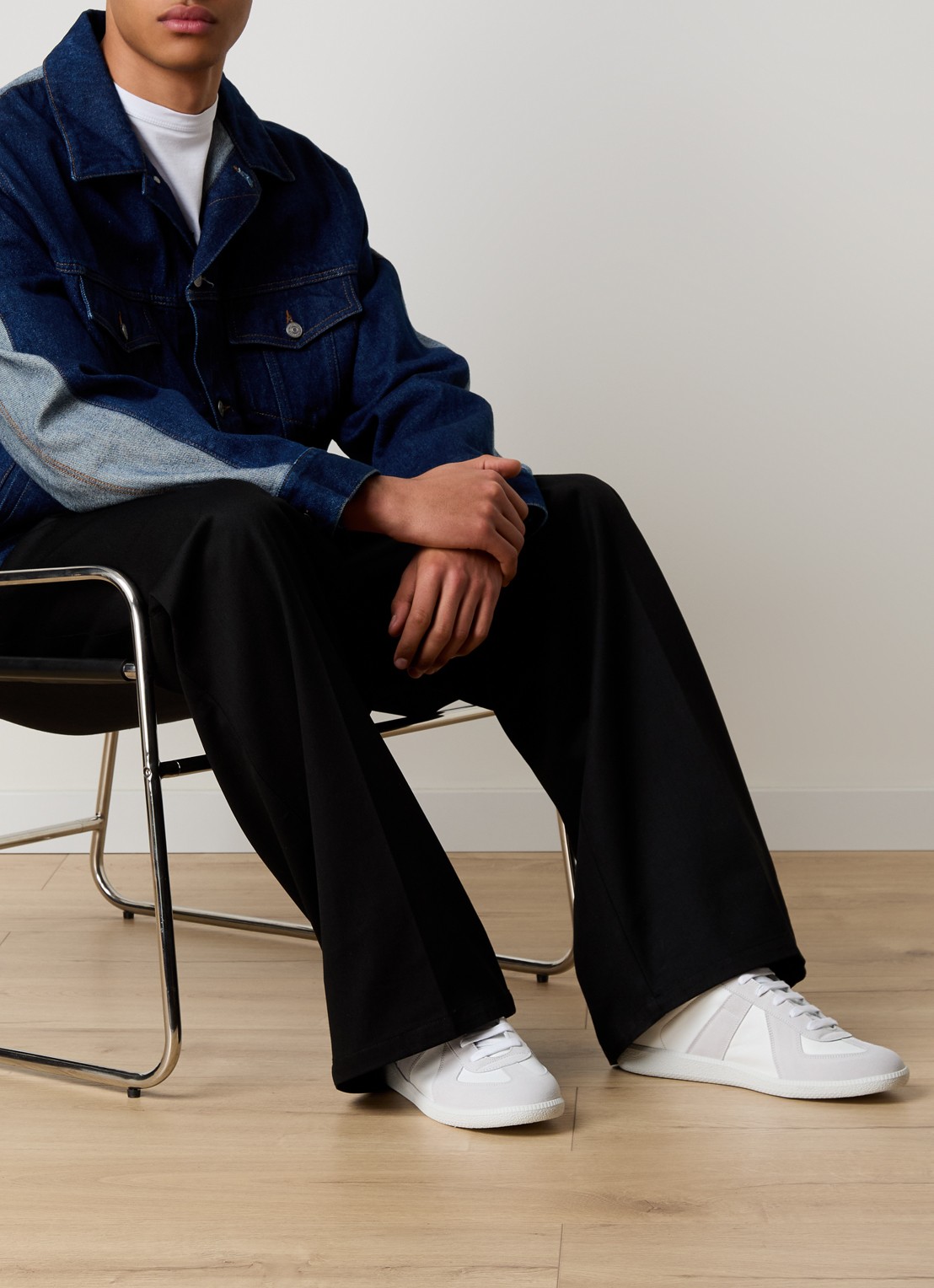 Maison Margiela Replica sneaker van lamsleer met suède details - voorkant 3 wit