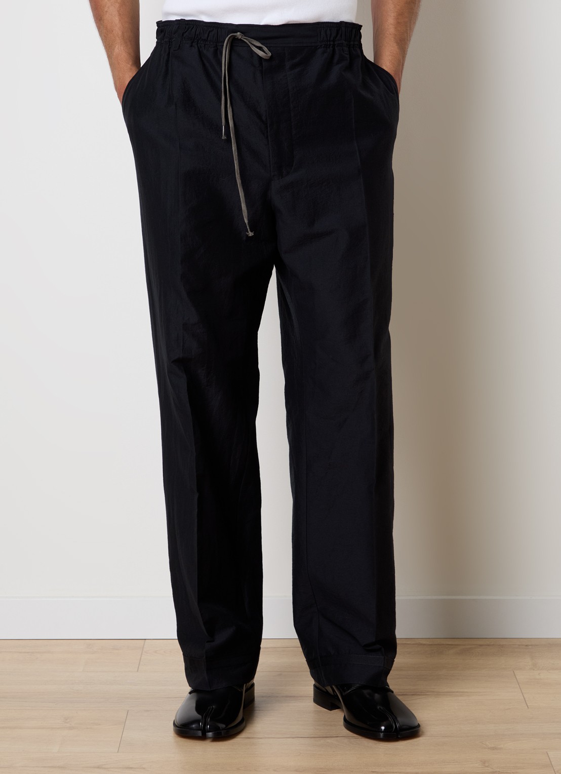 Maison Margiela straight fit broek in zijdeblend met steekzakken - detail blauw