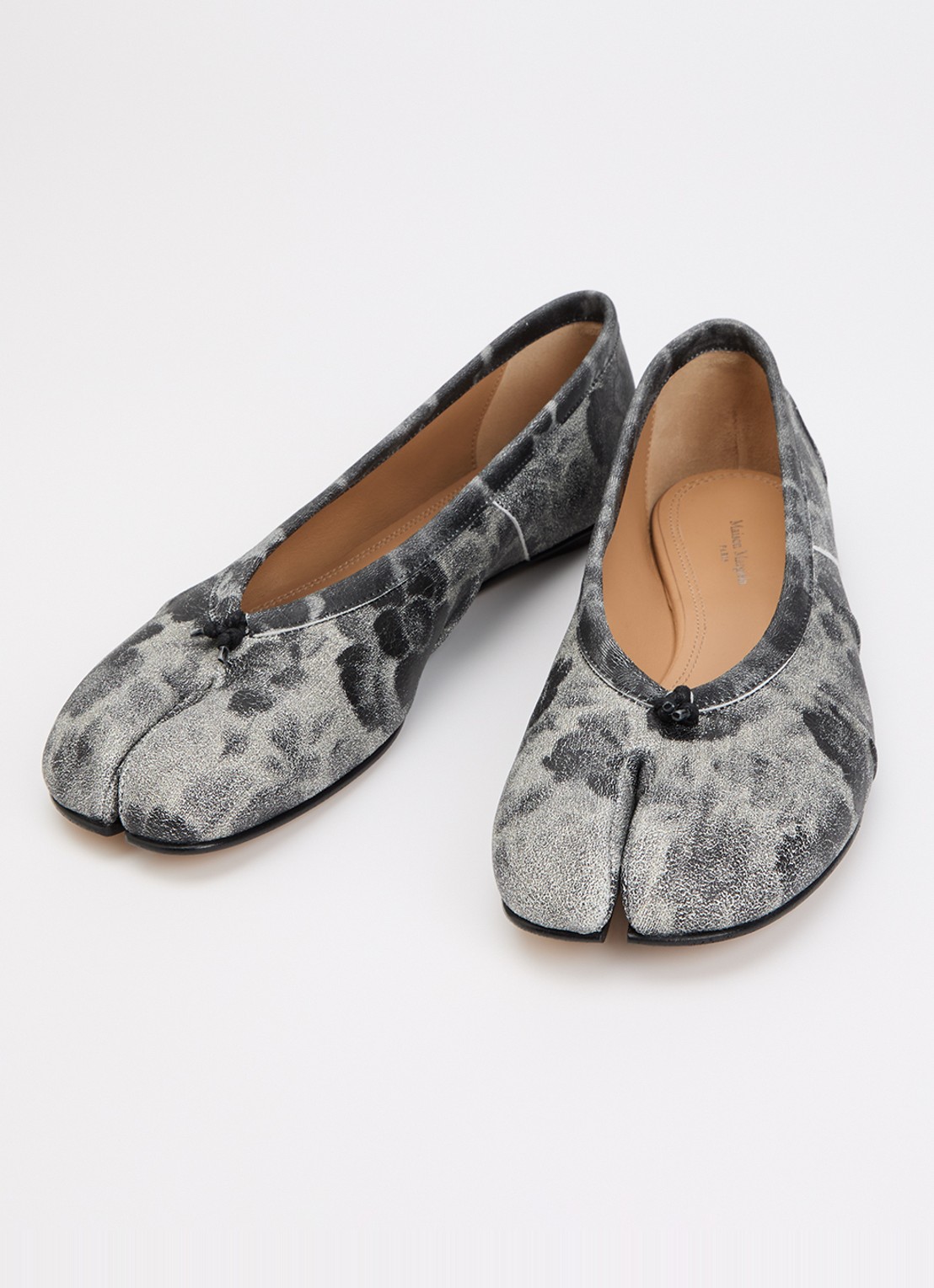Maison Margiela Tabi ballerina van kalfsleer - detail grijsmele