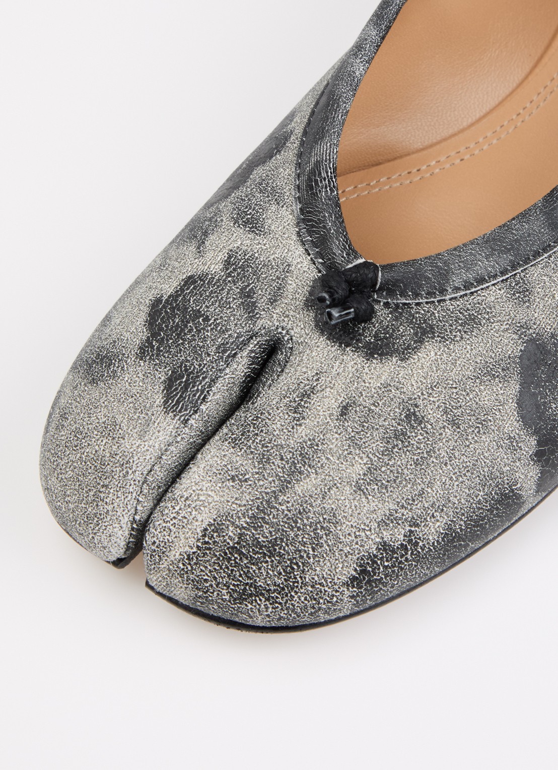 Maison Margiela Tabi ballerina van kalfsleer - detail 4 grijsmele