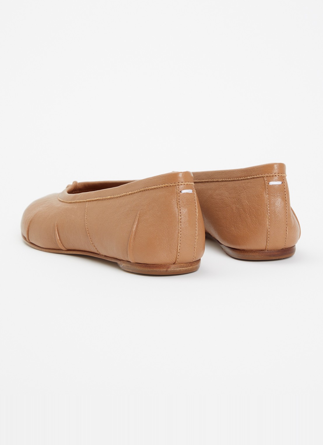 Maison Margiela Tabi ballerina van lamsleer met plooidetail - achterkant 2 camel