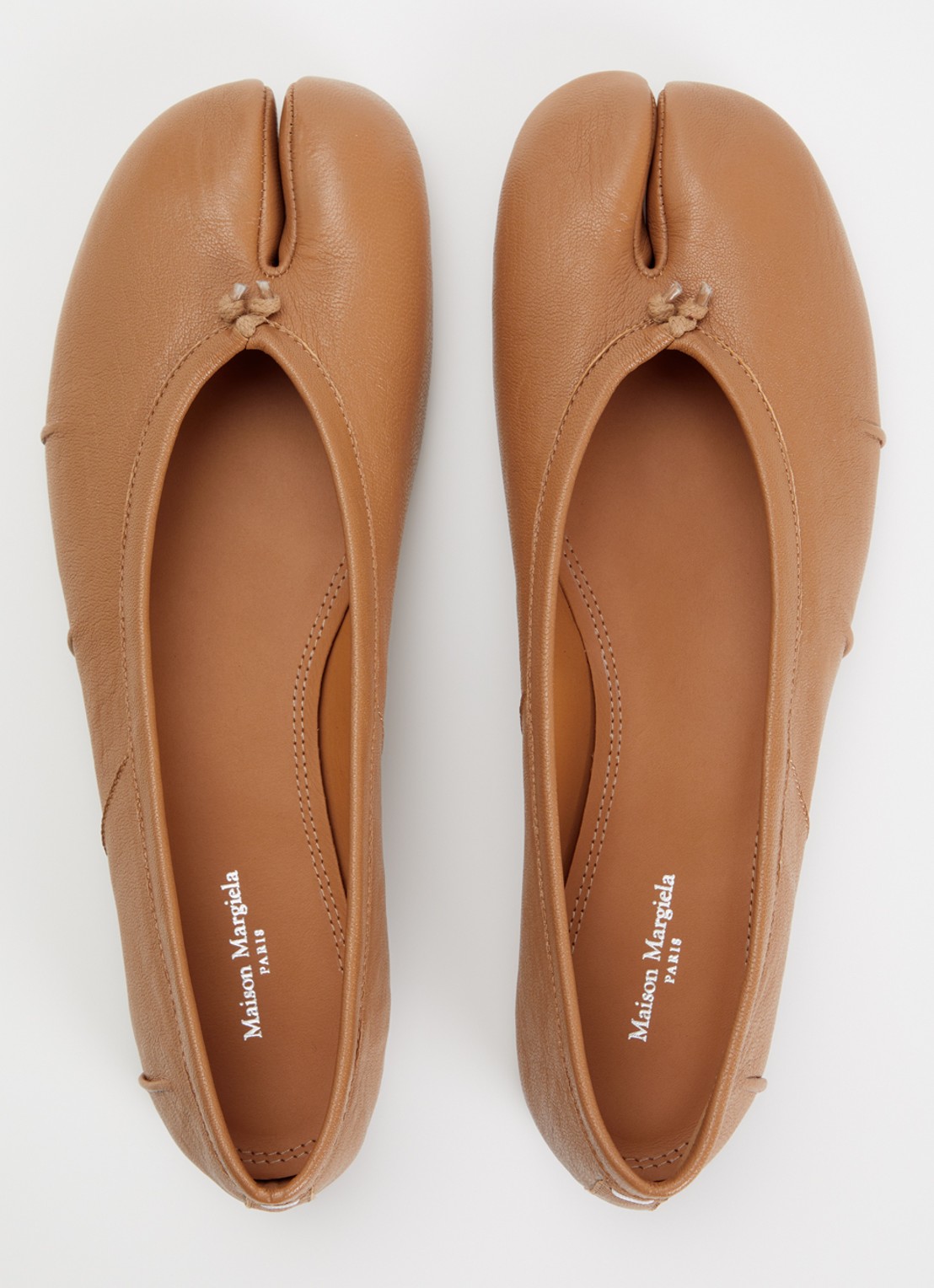 Maison Margiela Tabi ballerina van lamsleer met plooidetail - detail 4 camel