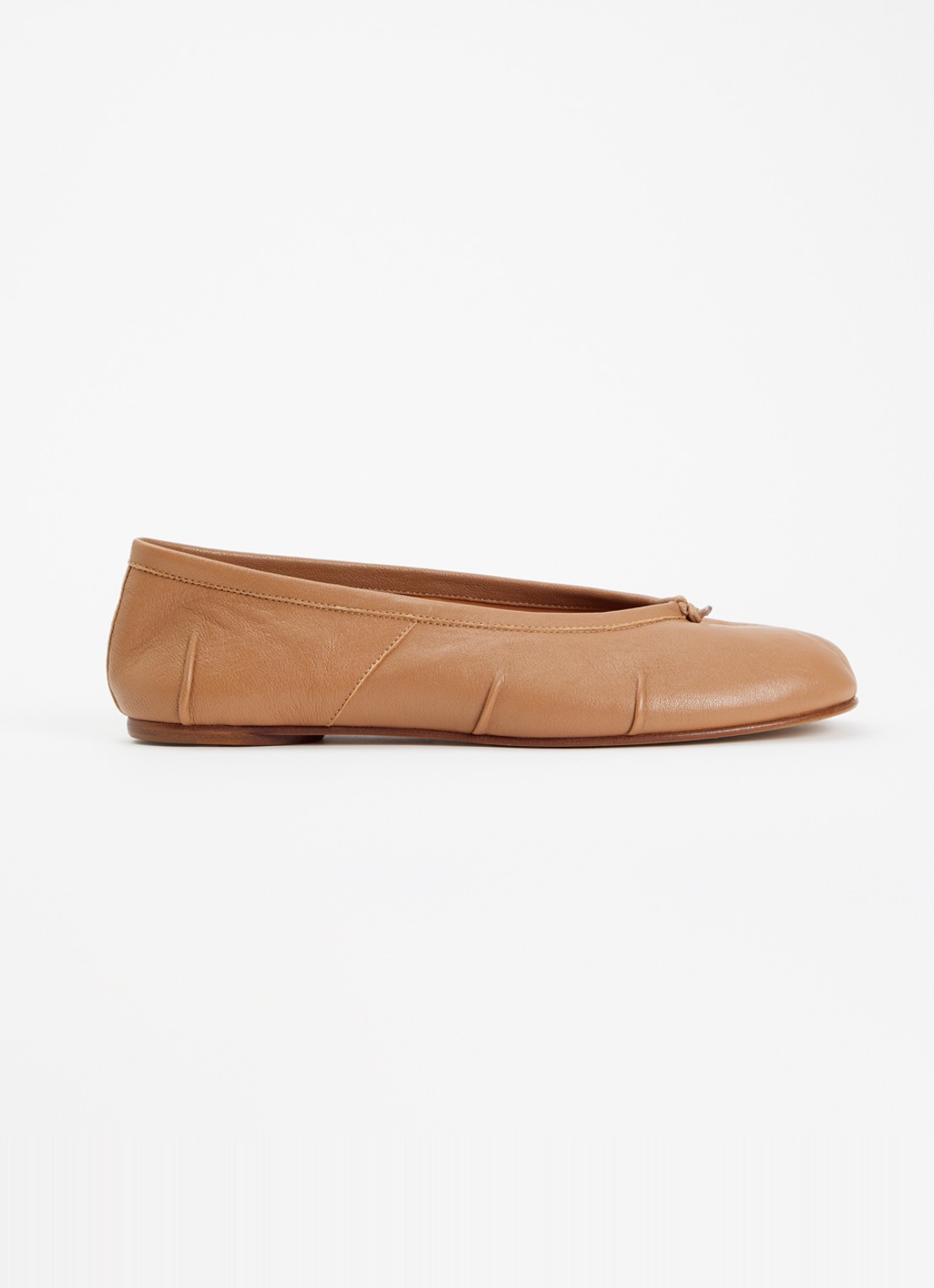 Maison Margiela Tabi ballerina van lamsleer met plooidetail - voorkant camel