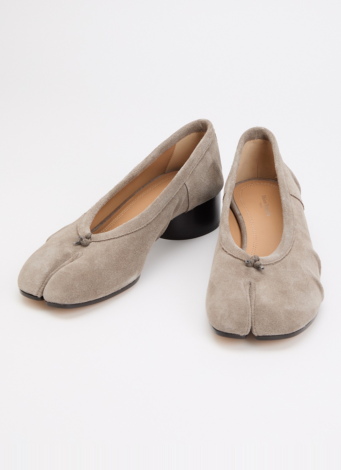 Maison Margiela Tabi ballerina van suède - detail taupe