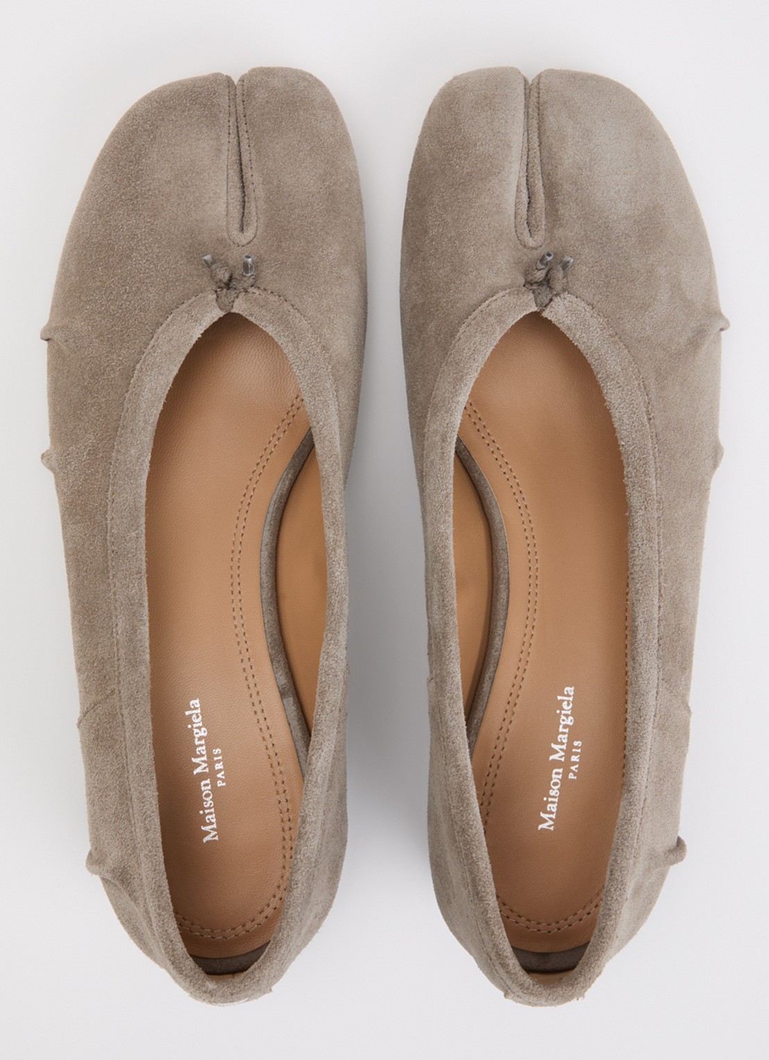Maison Margiela Tabi ballerina van suède - detail 2 taupe