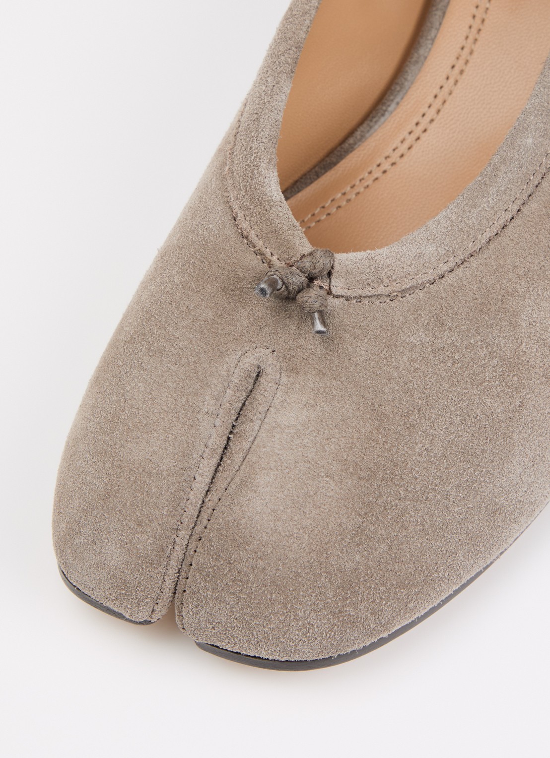 Maison Margiela Tabi ballerina van suède - detail 4 taupe