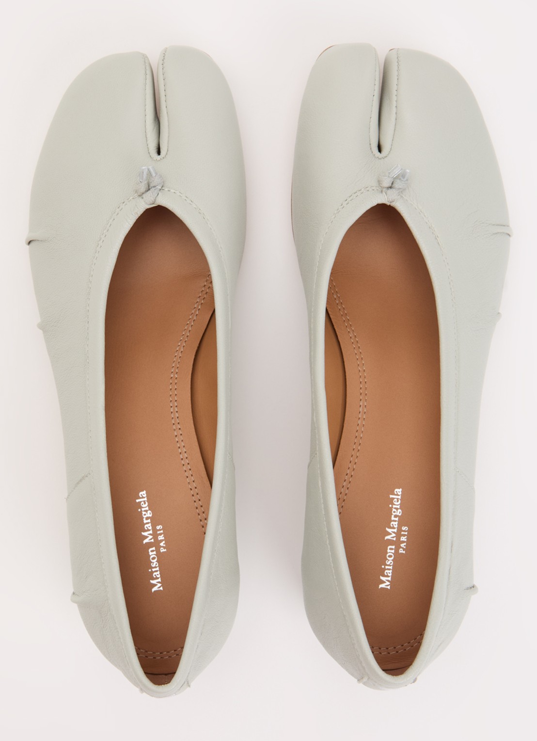 Maison Margiela Tabi pump van lamsleer - detail 4 lichtgrijs