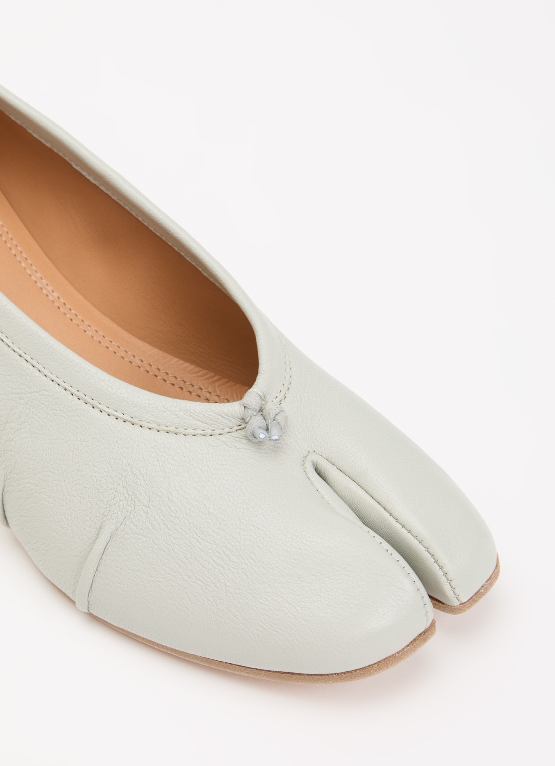 Maison Margiela Tabi pump van lamsleer - detail 6 lichtgrijs