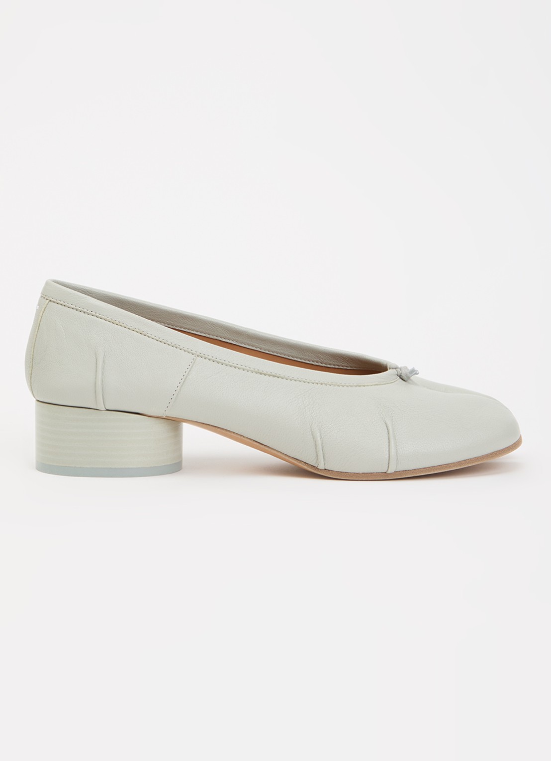Maison Margiela Tabi pump van lamsleer - voorkant lichtgrijs