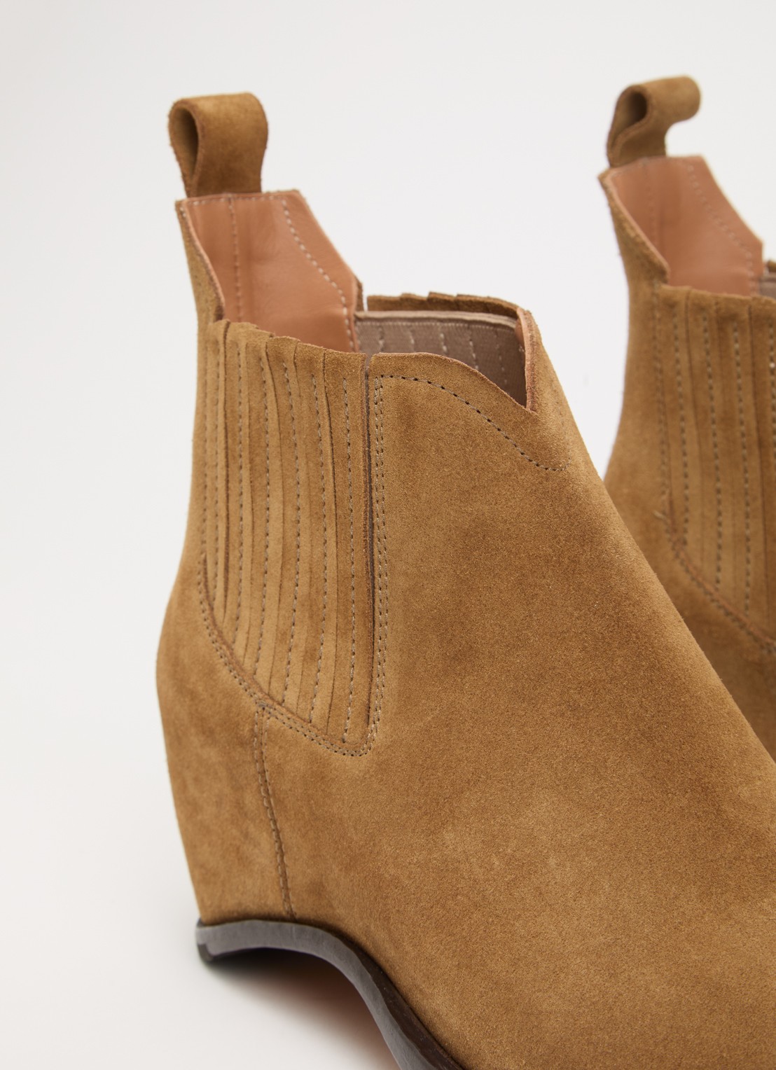 Maison Margiela Western Chelsea boot van suéde  - detail 4 lichtbruin