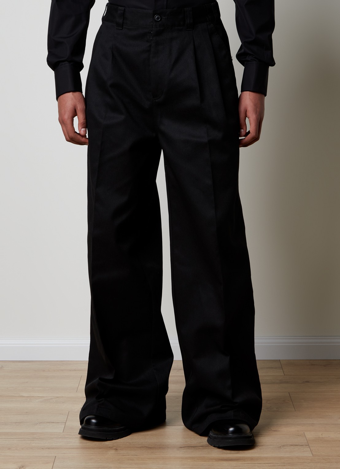Maison Margiela Wide fit chino met plooidetail en steekzakken   - detail 3 zwart