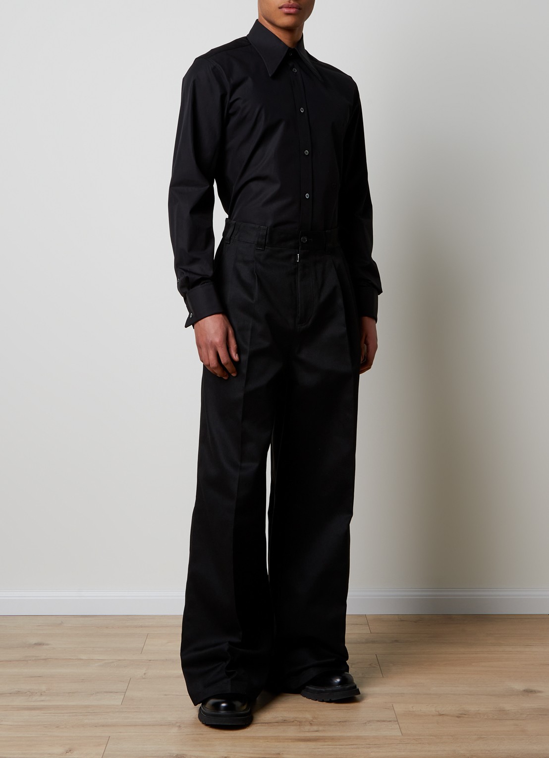 Maison Margiela Wide fit chino met plooidetail en steekzakken   - voorkant 2 zwart