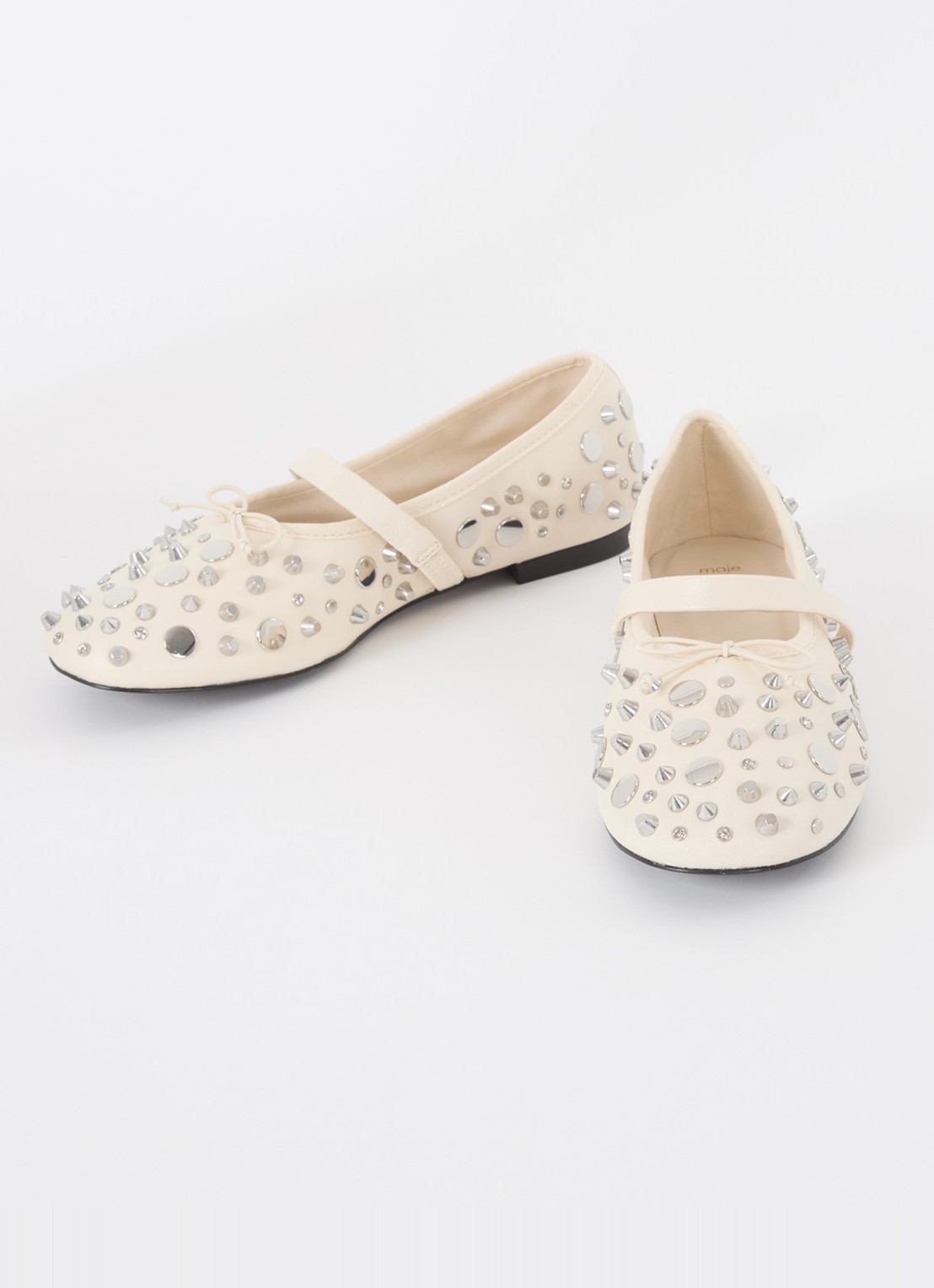 Maje Ballerina van kalfsleer met studs  - detail ivoor