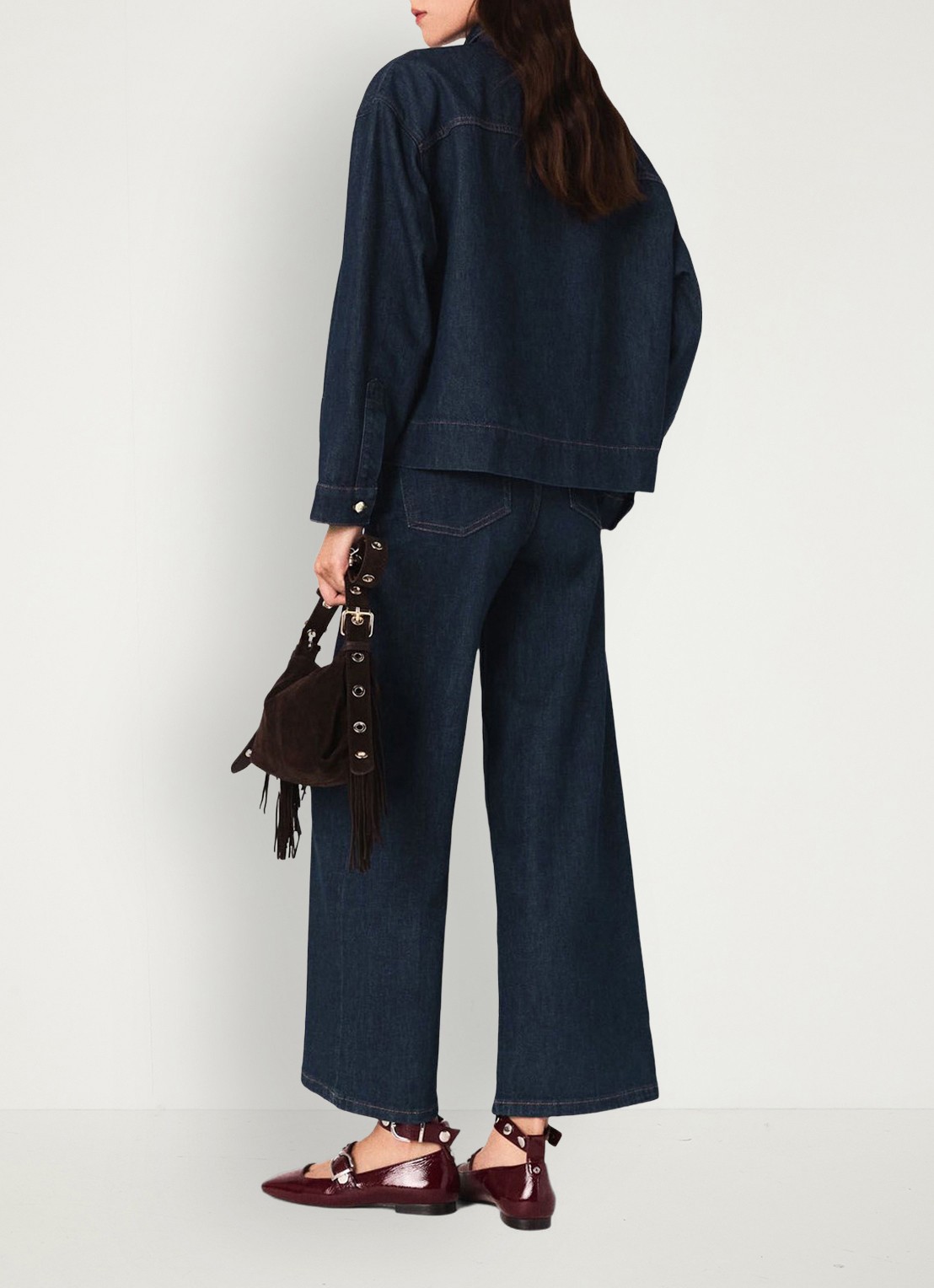 Maje Blouse van denim met sjaalkraag en opgestikte zakken  - achterkant indigo