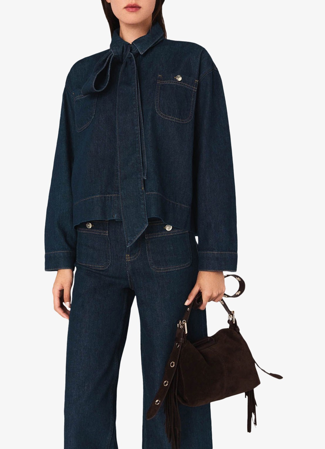 Maje Blouse van denim met sjaalkraag en opgestikte zakken  - detail 2 indigo