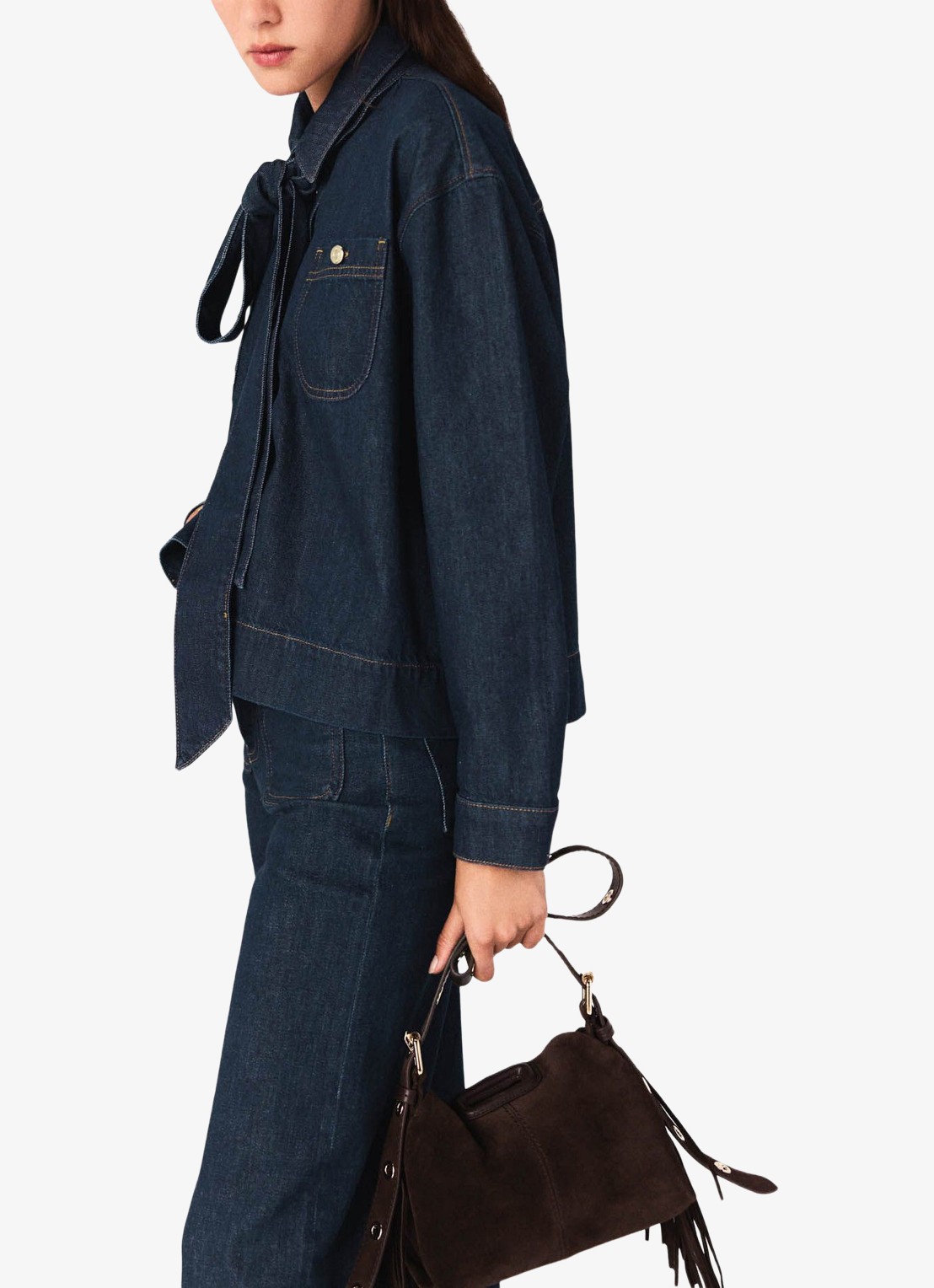 Maje Blouse van denim met sjaalkraag en opgestikte zakken  - detail 3 indigo