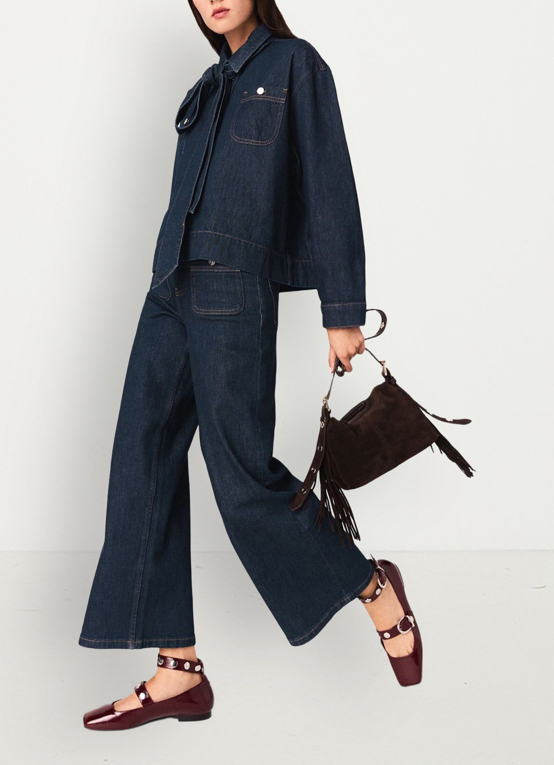 Maje Blouse van denim met sjaalkraag en opgestikte zakken  - detail 4 indigo