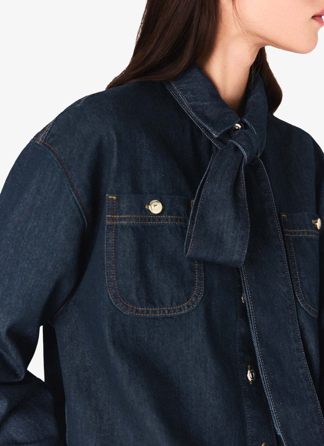 Maje Blouse van denim met sjaalkraag en opgestikte zakken  - detail 5 indigo