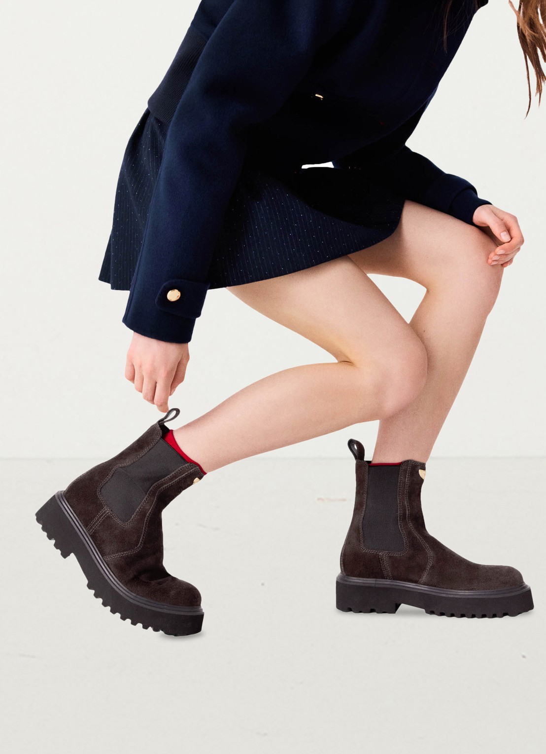 Maje Chelsea boot van suéde - detail 8 donkerbruin