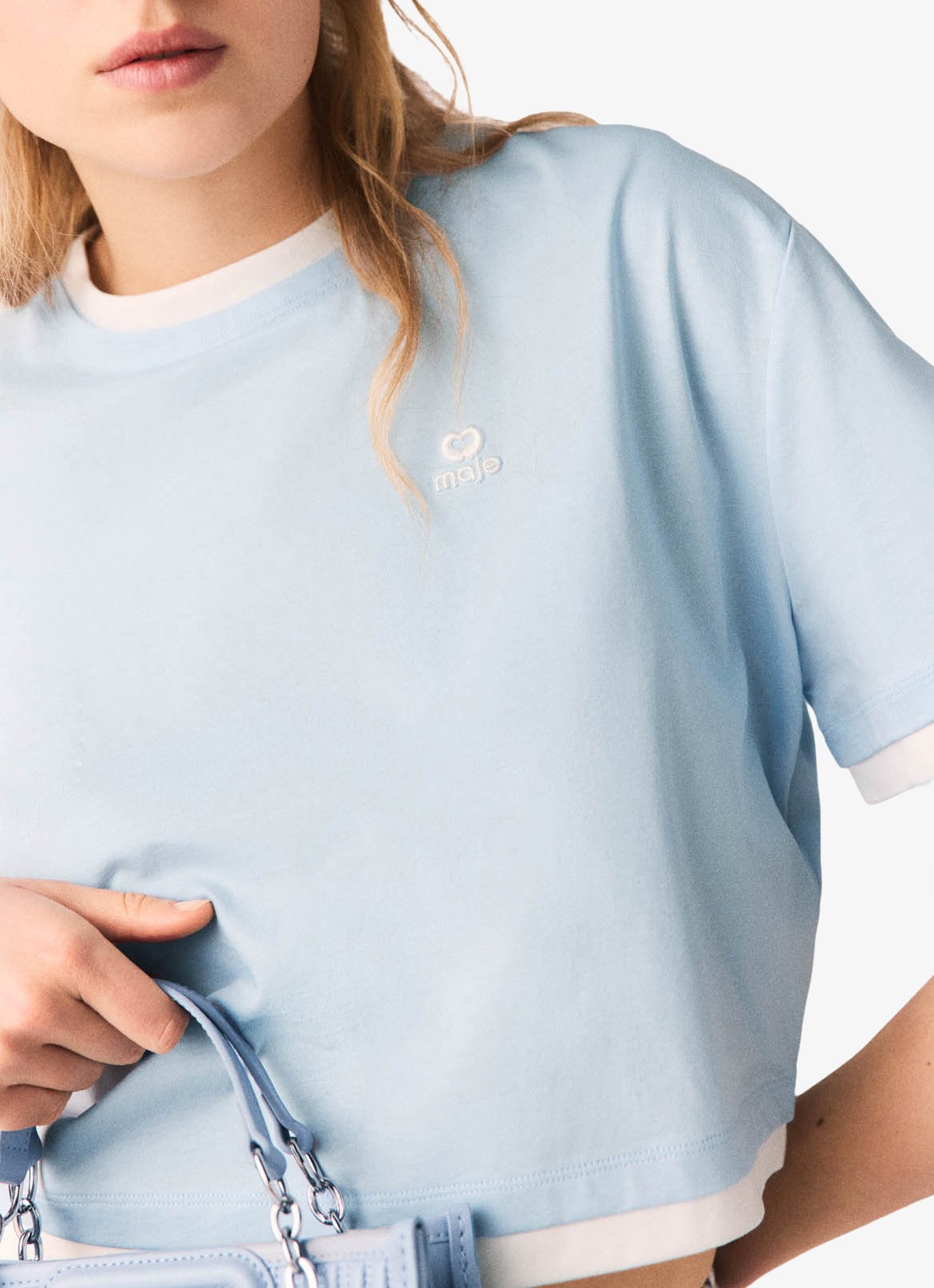 Maje Cropped T-shirt met logoborduring - detail 5 lichtblauw