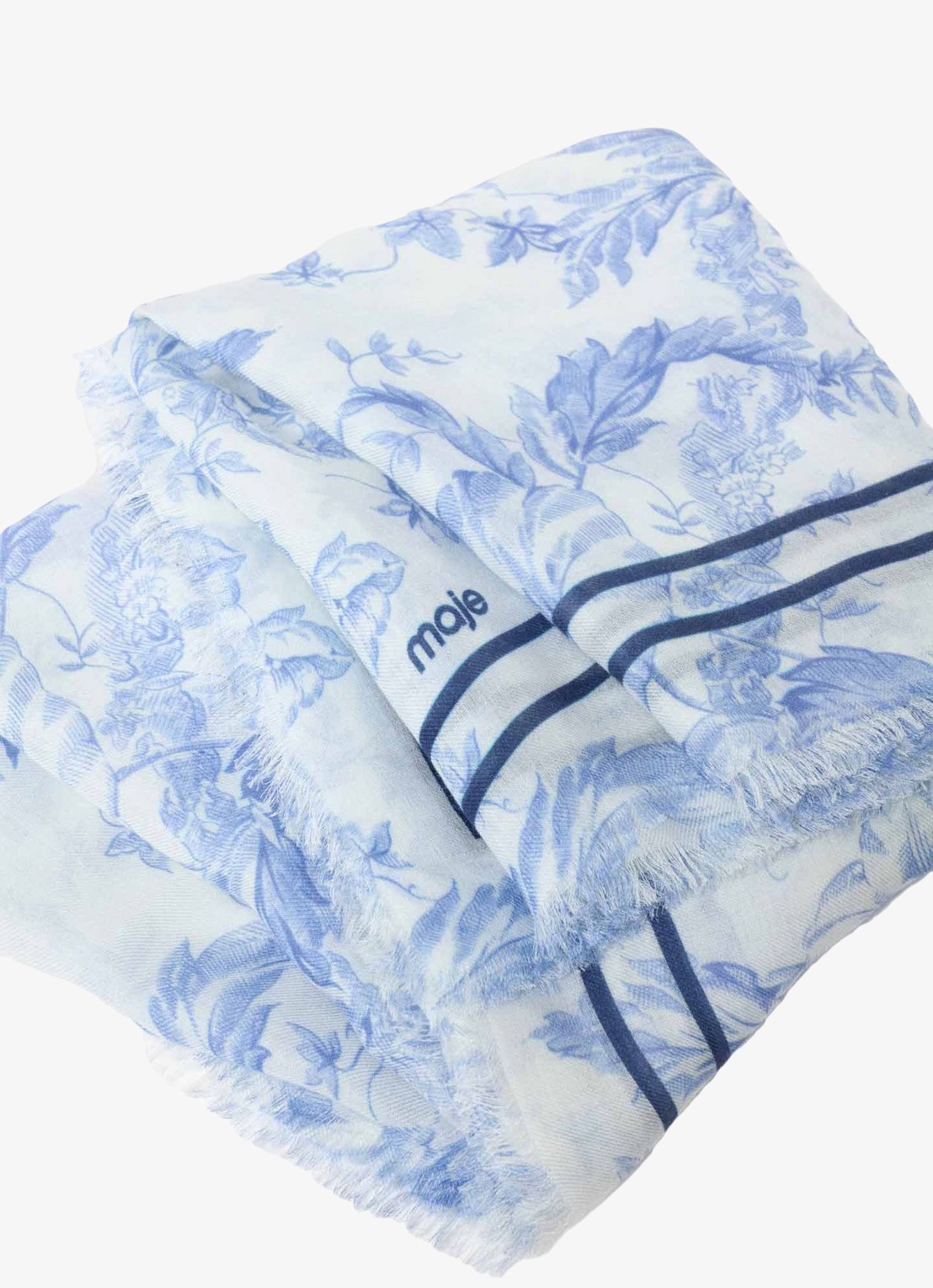 Maje Echaleblue sjaal in wolblend met print 140 x 140 cm  - detail lichtblauw