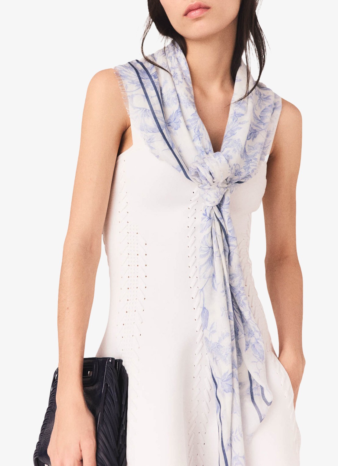 Maje Echaleblue sjaal in wolblend met print 140 x 140 cm  - voorkant 6 lichtblauw
