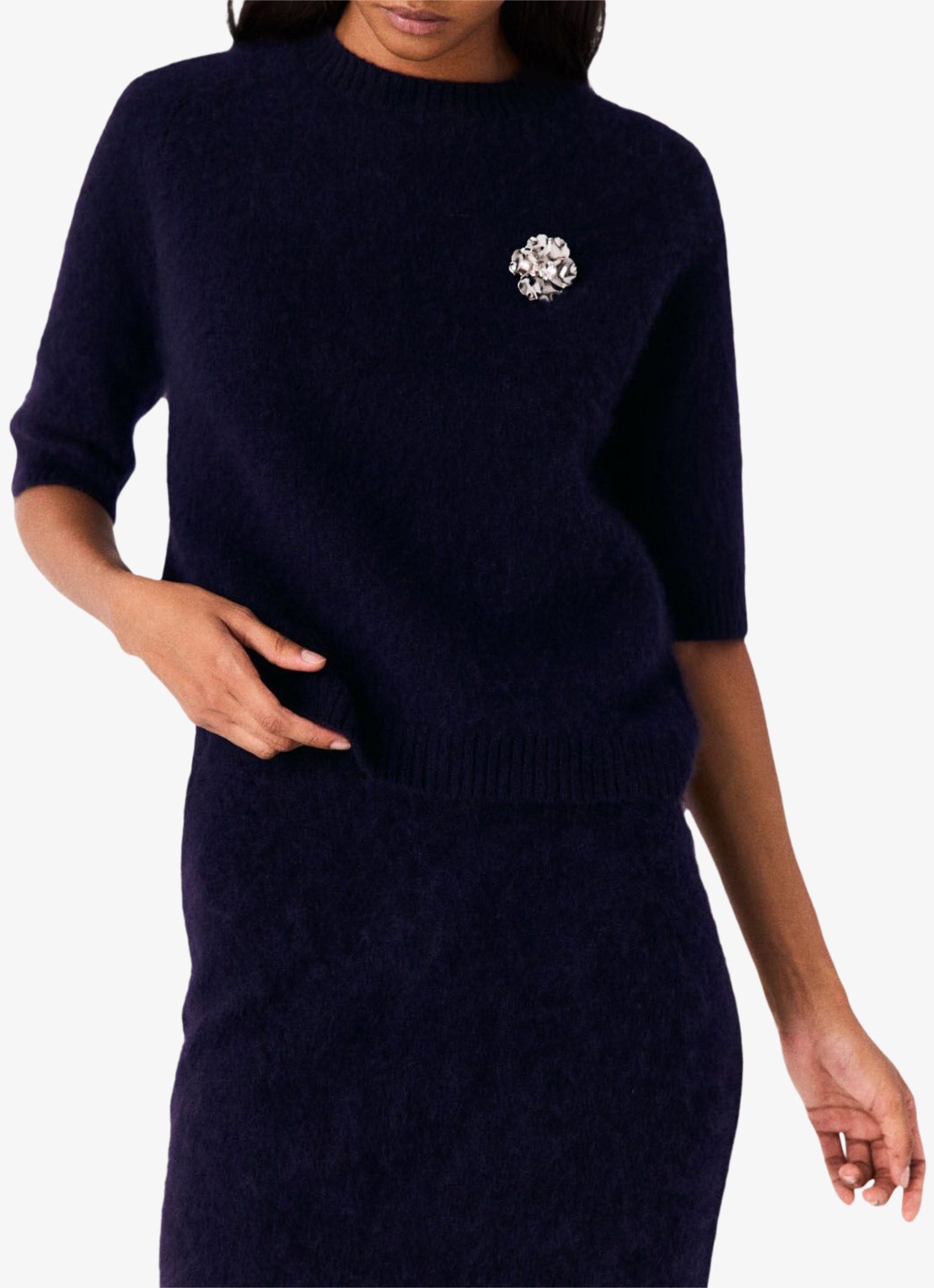 Maje Fijngebreide trui van wol met broche - detail 2 donkerblauw
