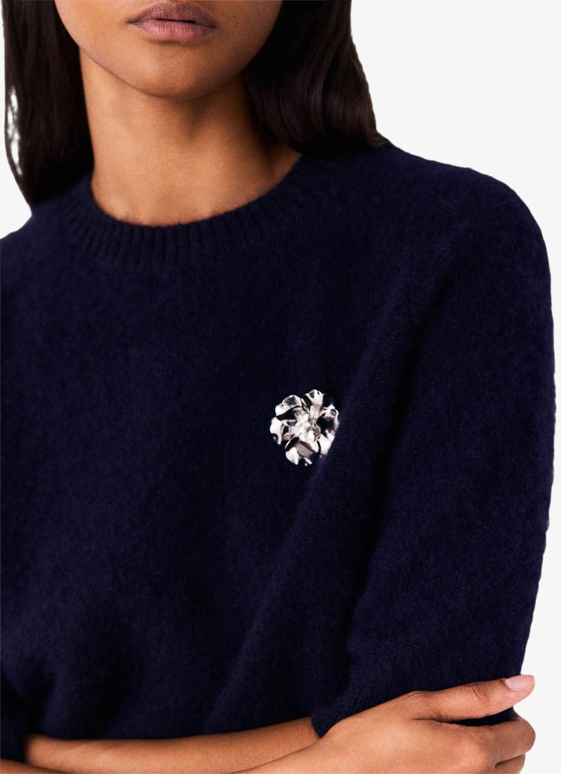 Maje Fijngebreide trui van wol met broche - detail 4 donkerblauw