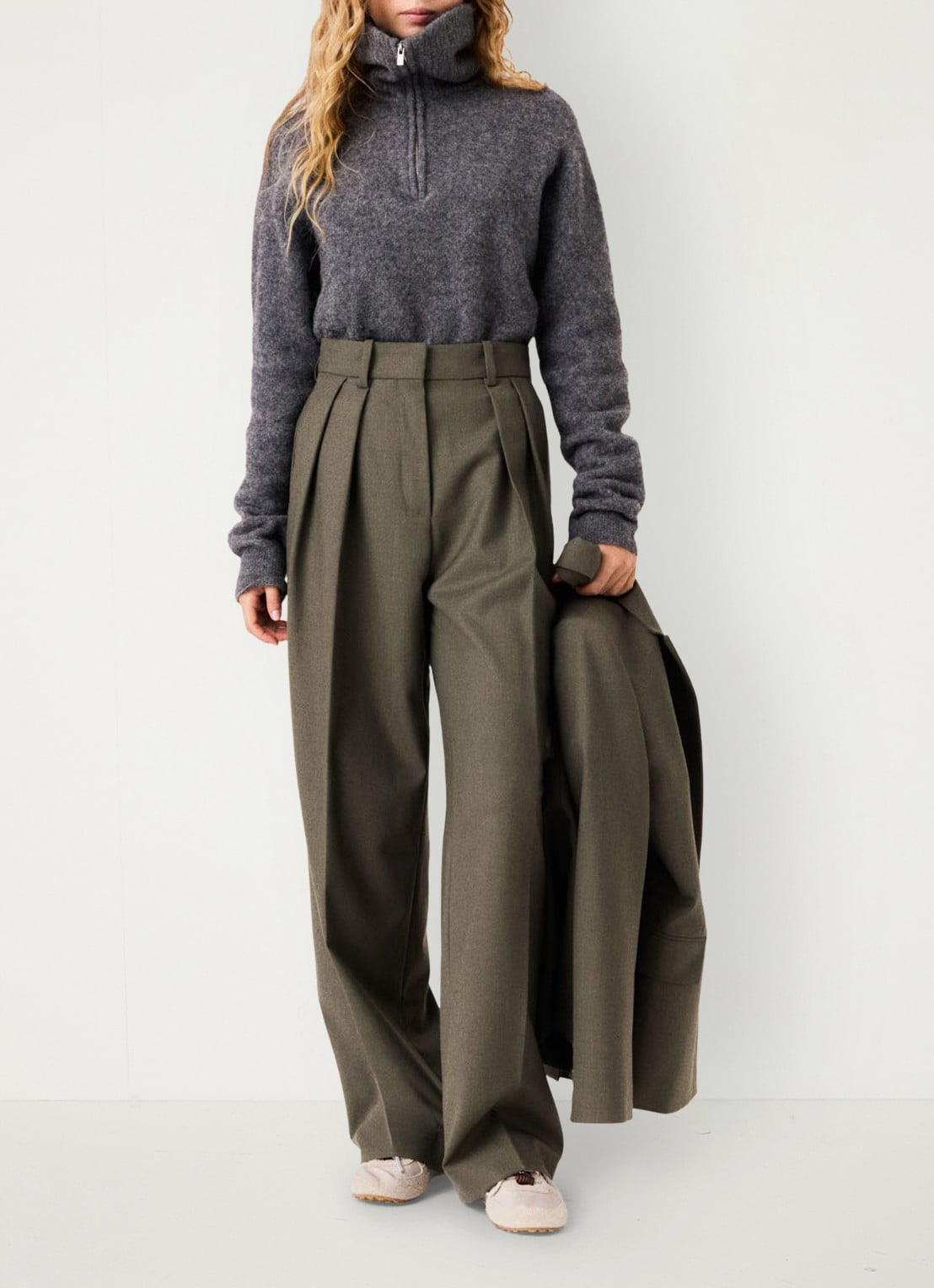 Maje High waist wide fit pantalon in wolblend - voorkant 8 legergroen