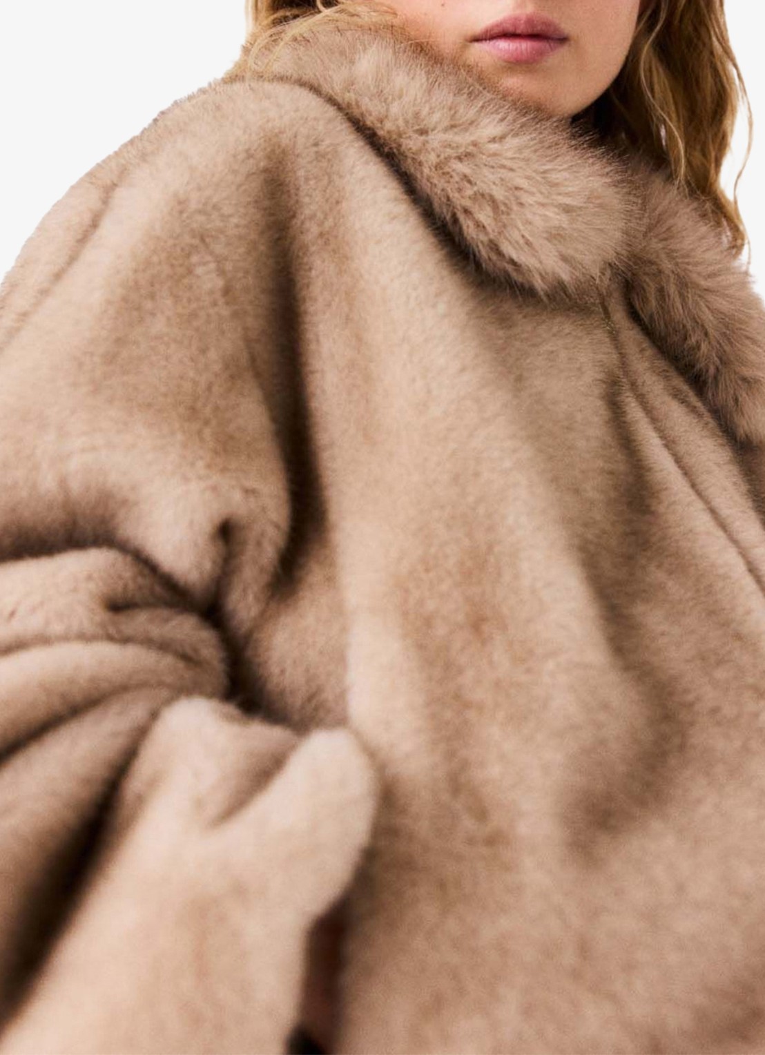 Maje Jack van imitatiebont met steekzakken - detail 3 beige