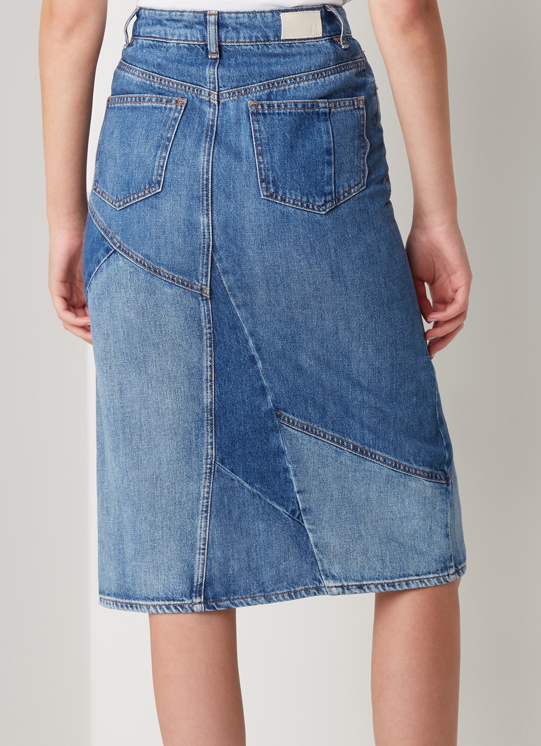 Maje Justine midi spijkerrok met patchwork - achterkant 4 jeans