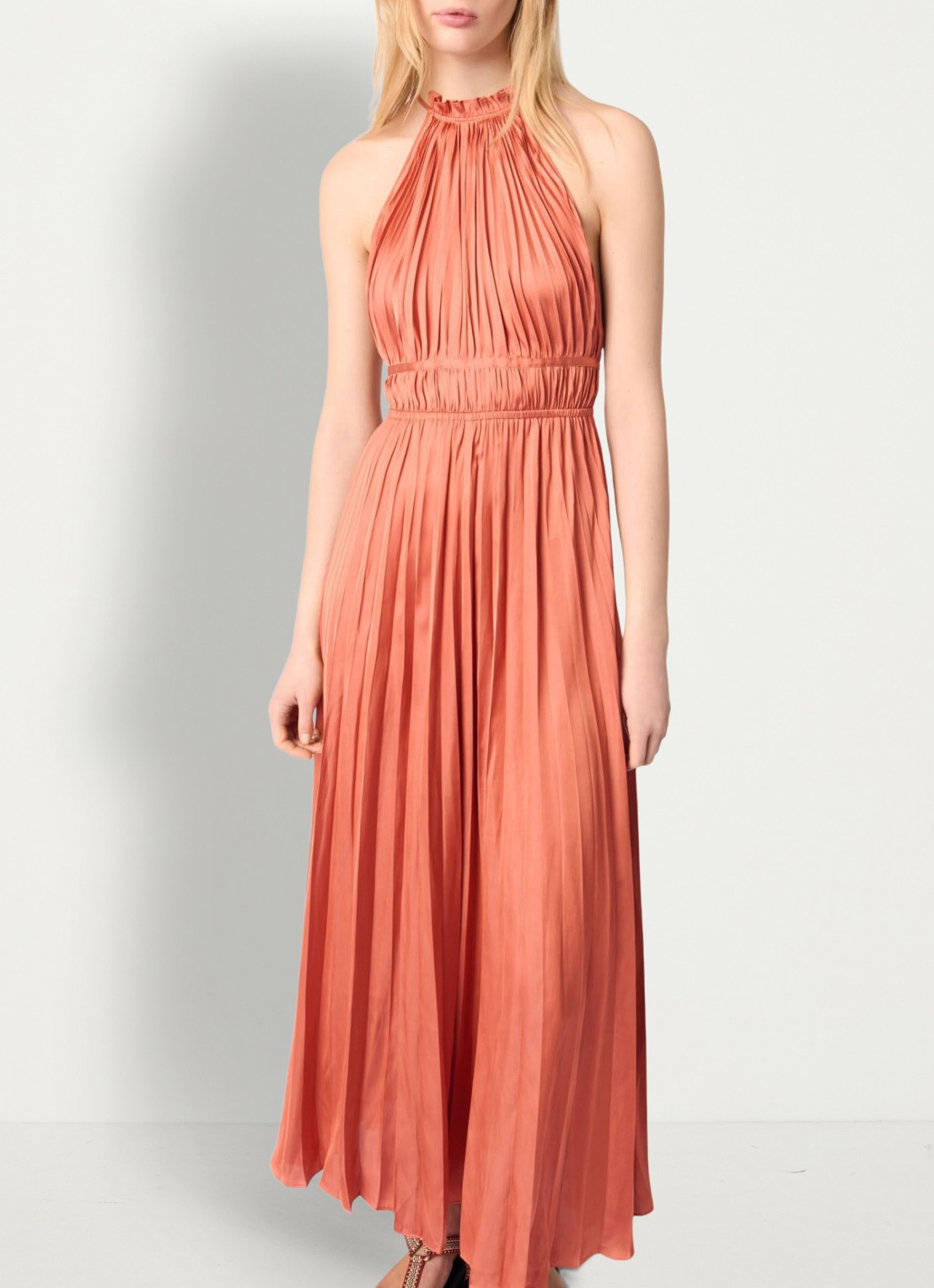 Maje Maxi jurk met plissé - detail 4 zalmroze