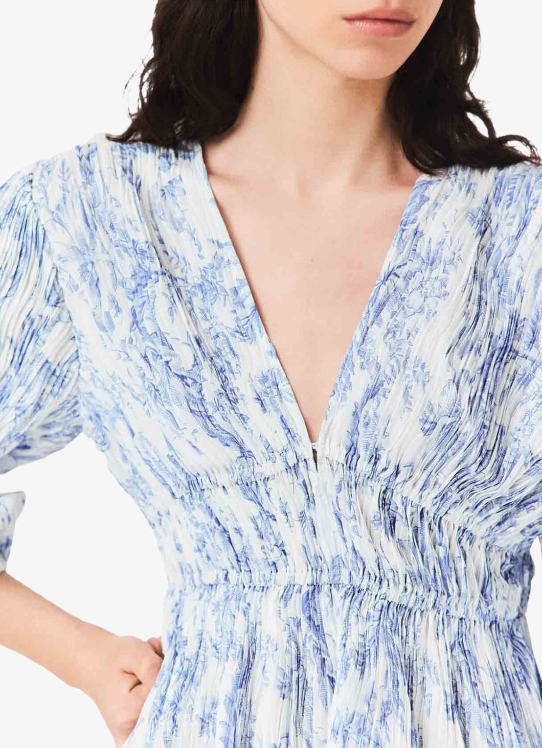 Maje Mini jurk met smockwerk en V-hals - detail 5 blauw