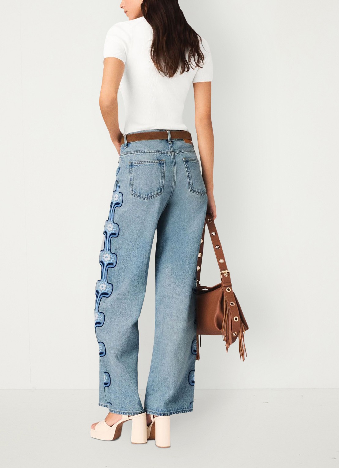 Maje Pintbrode high waist loose fit jeans met broduring - achterkant indigo