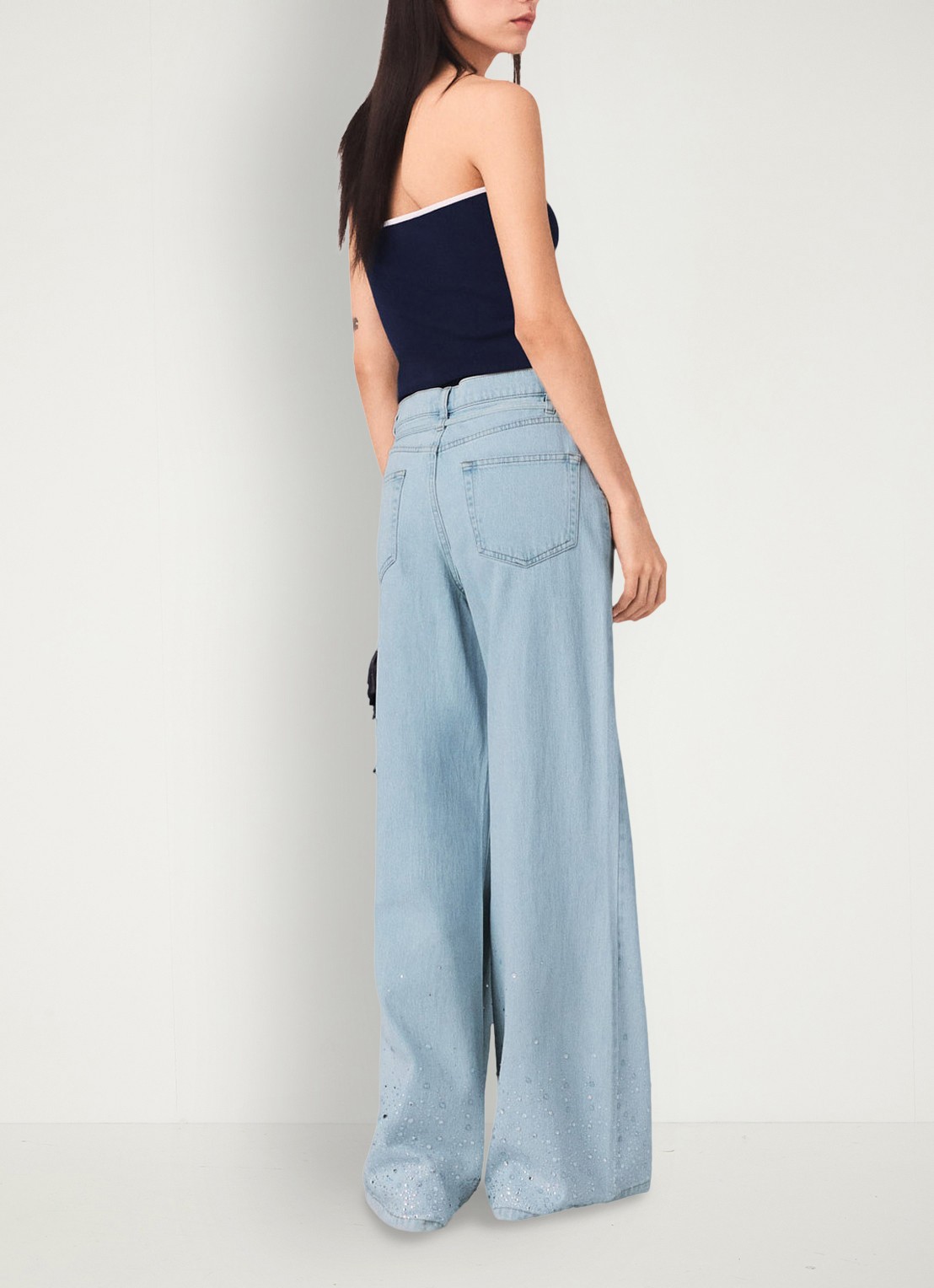 Maje Pyrosa wide leg jeans met strass  - achterkant indigo