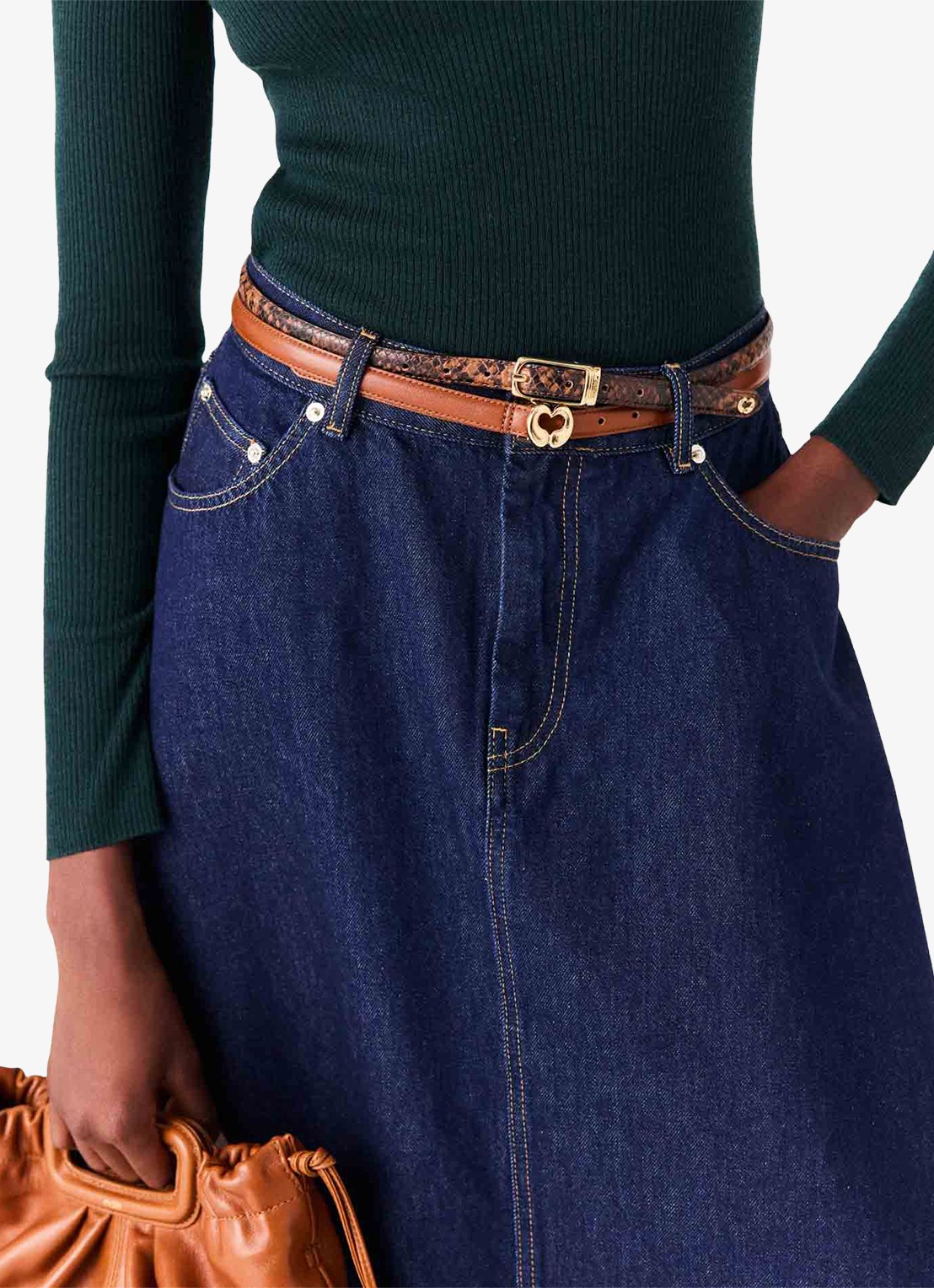 Maje Riem van koeienleer met logo - detail cognac