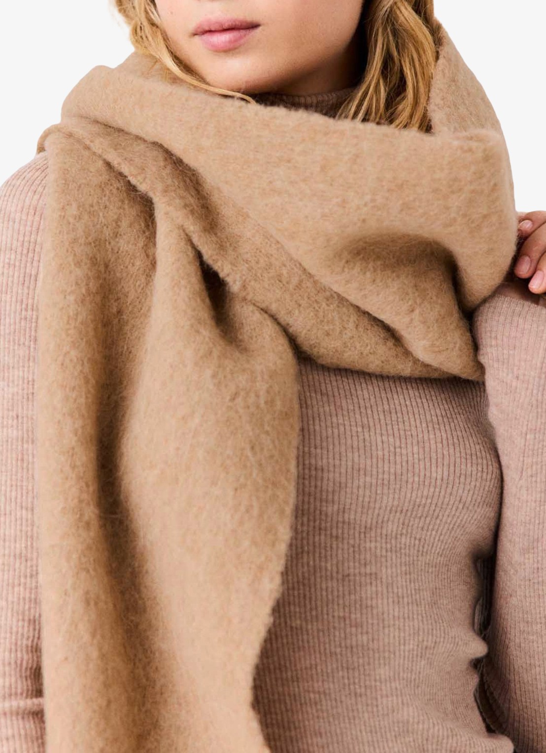 Maje Sjaal in alpaca wolblend  - detail 4 camel