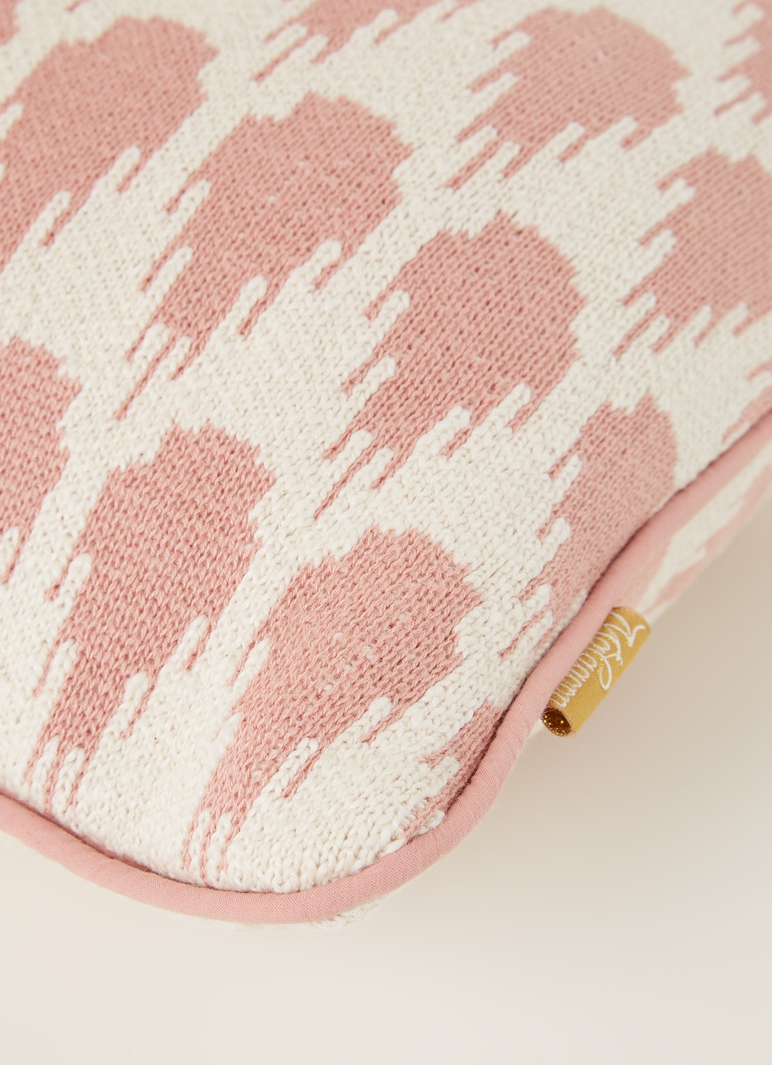 Malagoon Botanic sierkussen 35 x 60 cm - detail roze