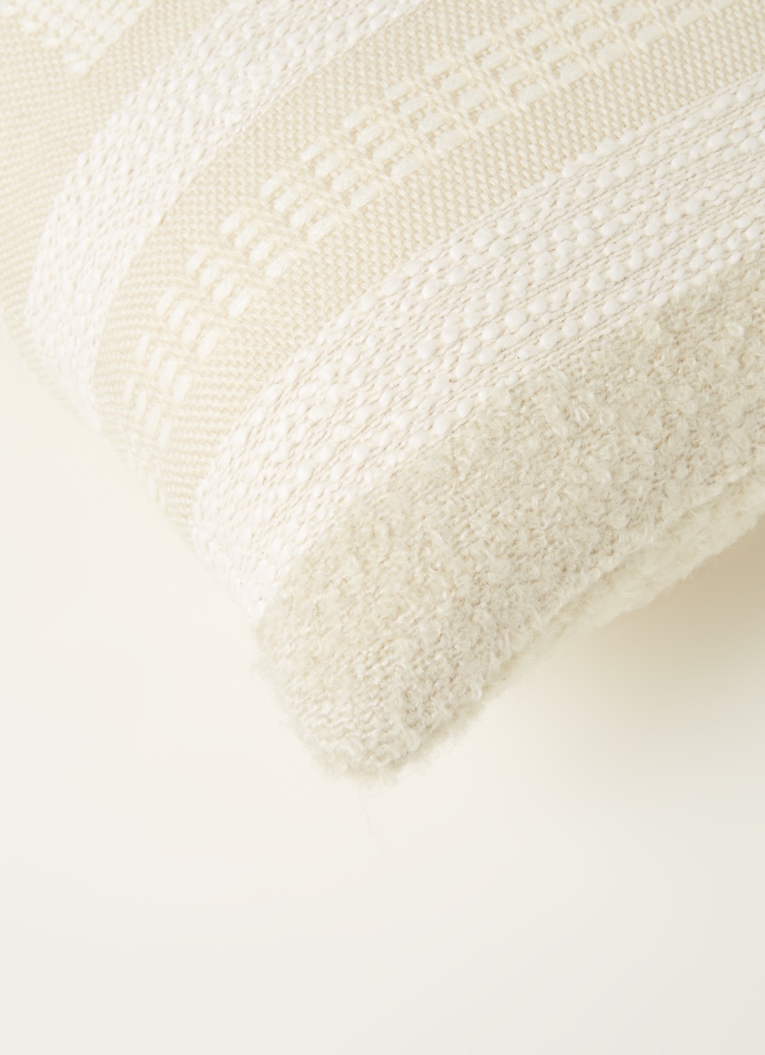 Malagoon Craft sierkussen 35 x 60 cm - detail 3 beige