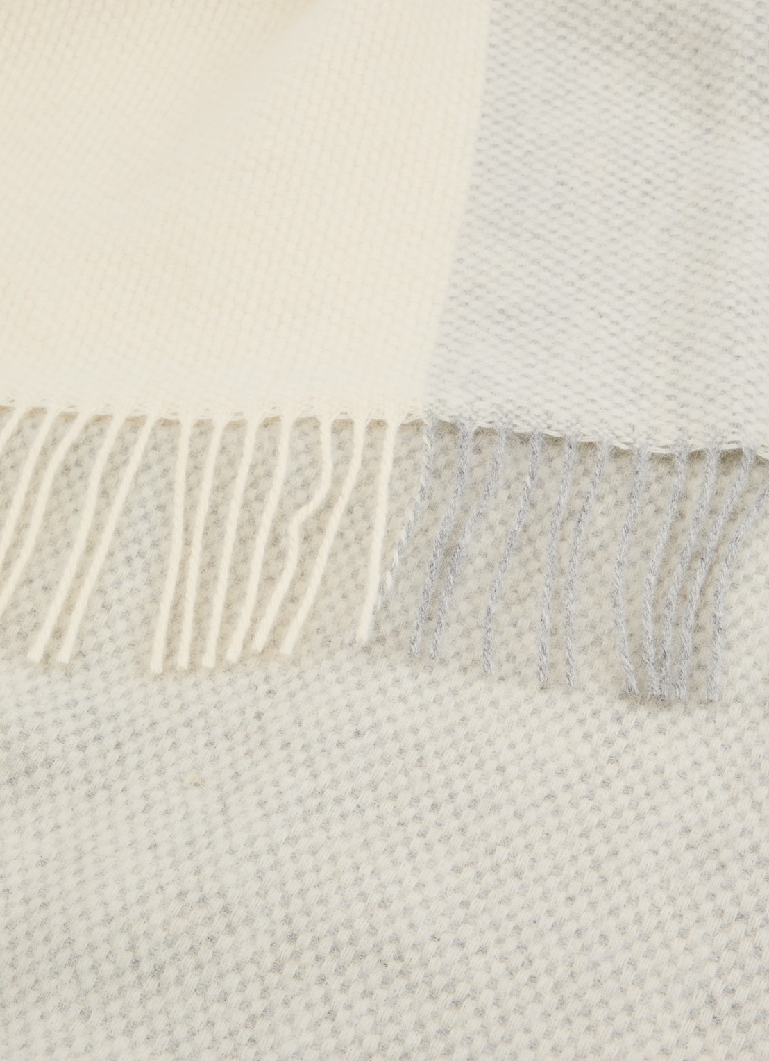 Malagoon Easy Nature  plaid van lamswol 140 x 200 cm - detail grijs