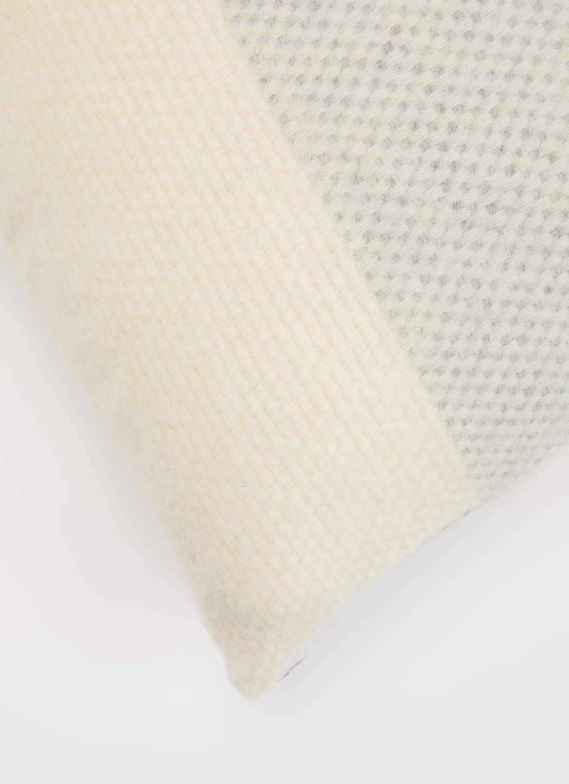 Malagoon Easy Nature sierkussen 35 x 60 cm - detail 2 grijs