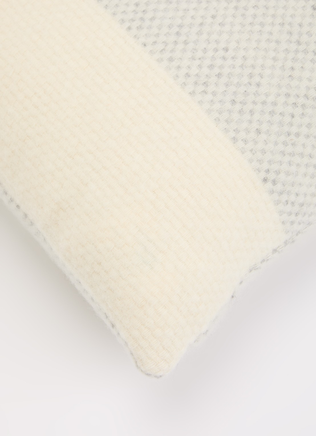 Malagoon Easy Nature sierkussen 45 x 45 cm - detail 4 grijs